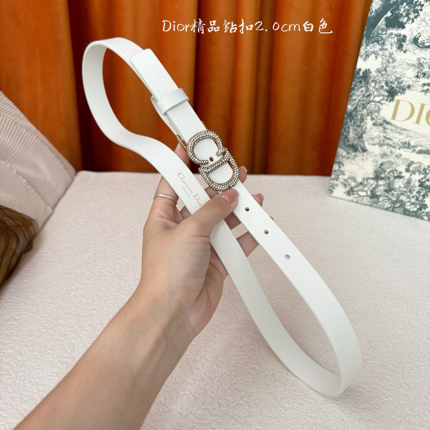 这款Dior带身采用光滑牛皮精心制作，饰以经典的金属CD扣，密镶以小钻。款式突显腰部曲线，彰显优雅气质，