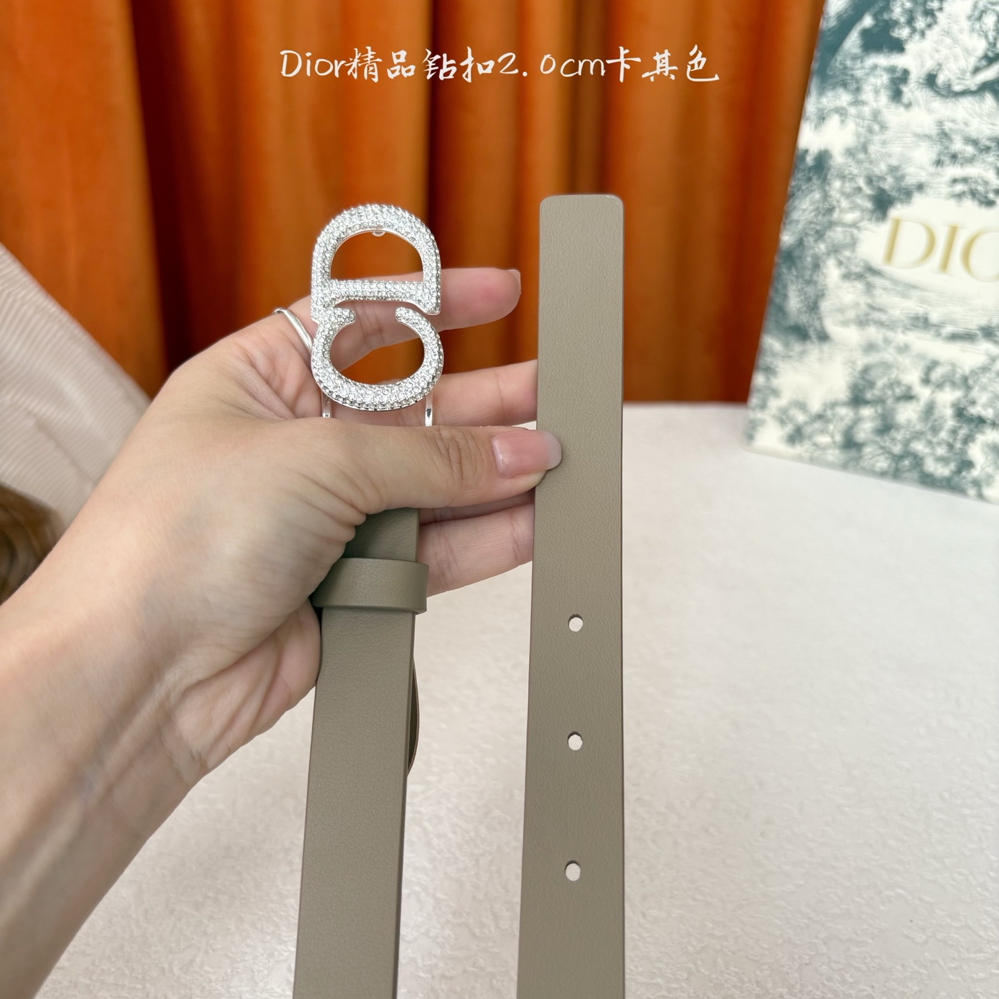 这款Dior带身采用光滑牛皮精心制作，饰以经典的金属CD扣，密镶以小钻。款式突显腰部曲线，彰显优雅气质，