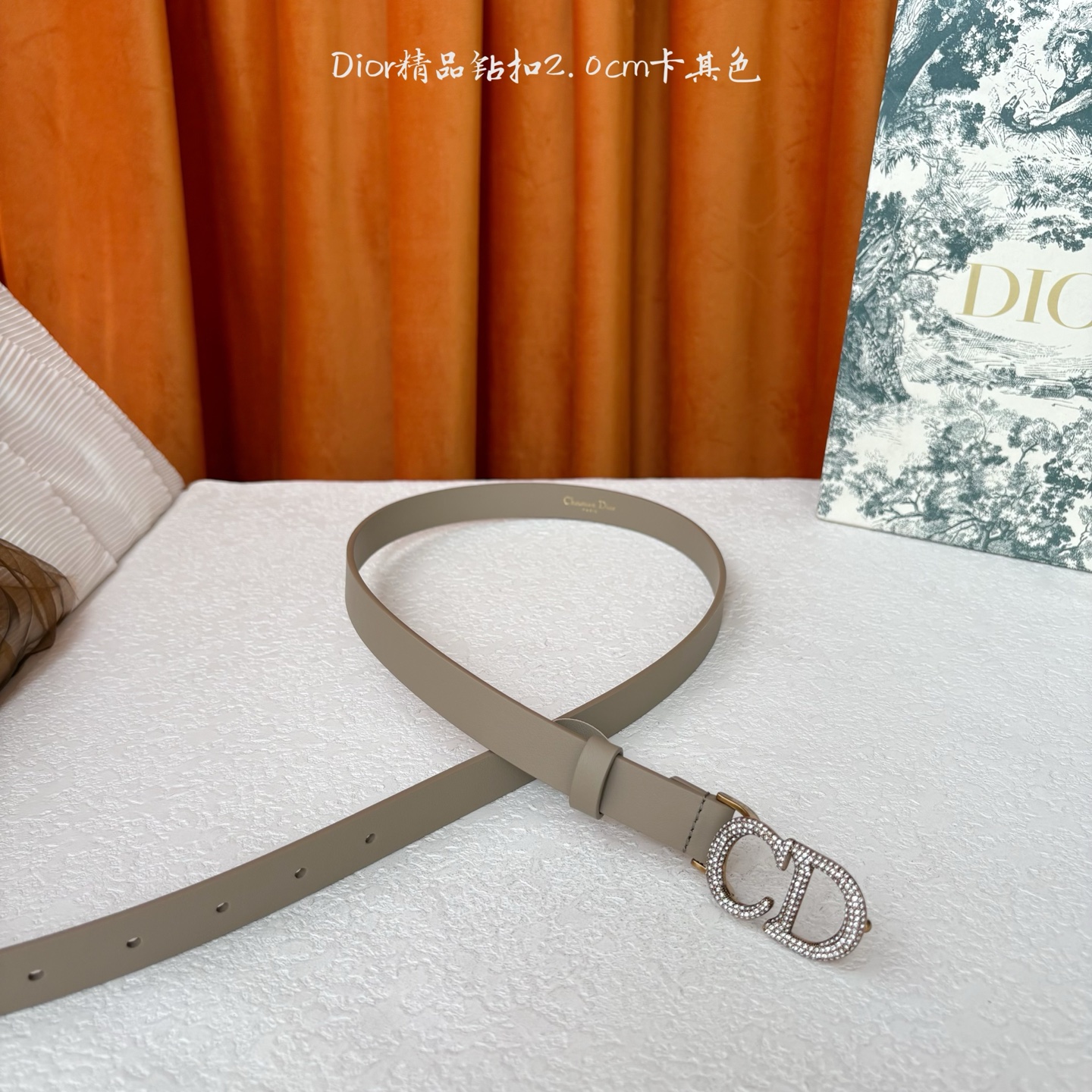 这款Dior带身采用光滑牛皮精心制作，饰以经典的金属CD扣，密镶以小钻。款式突显腰部曲线，彰显优雅气质，
