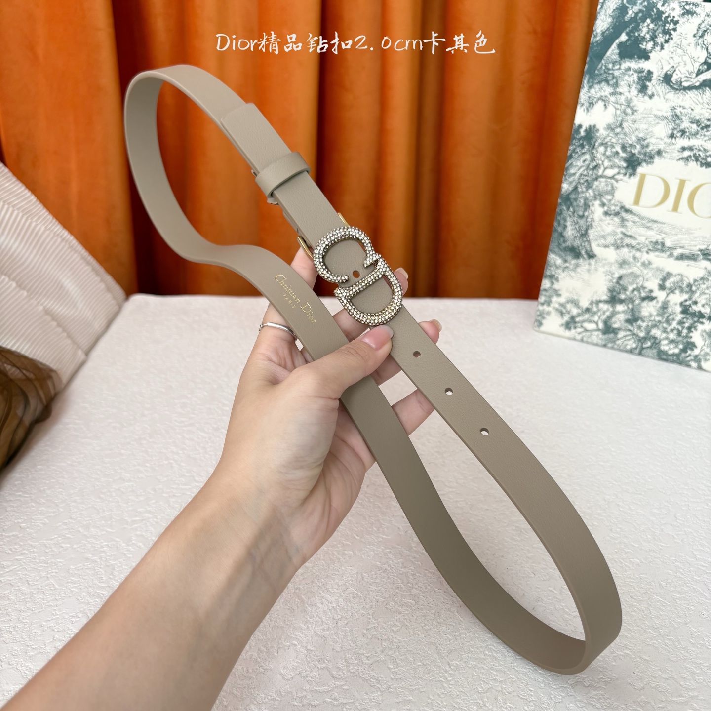 这款Dior带身采用光滑牛皮精心制作，饰以经典的金属CD扣，密镶以小钻。款式突显腰部曲线，彰显优雅气质，