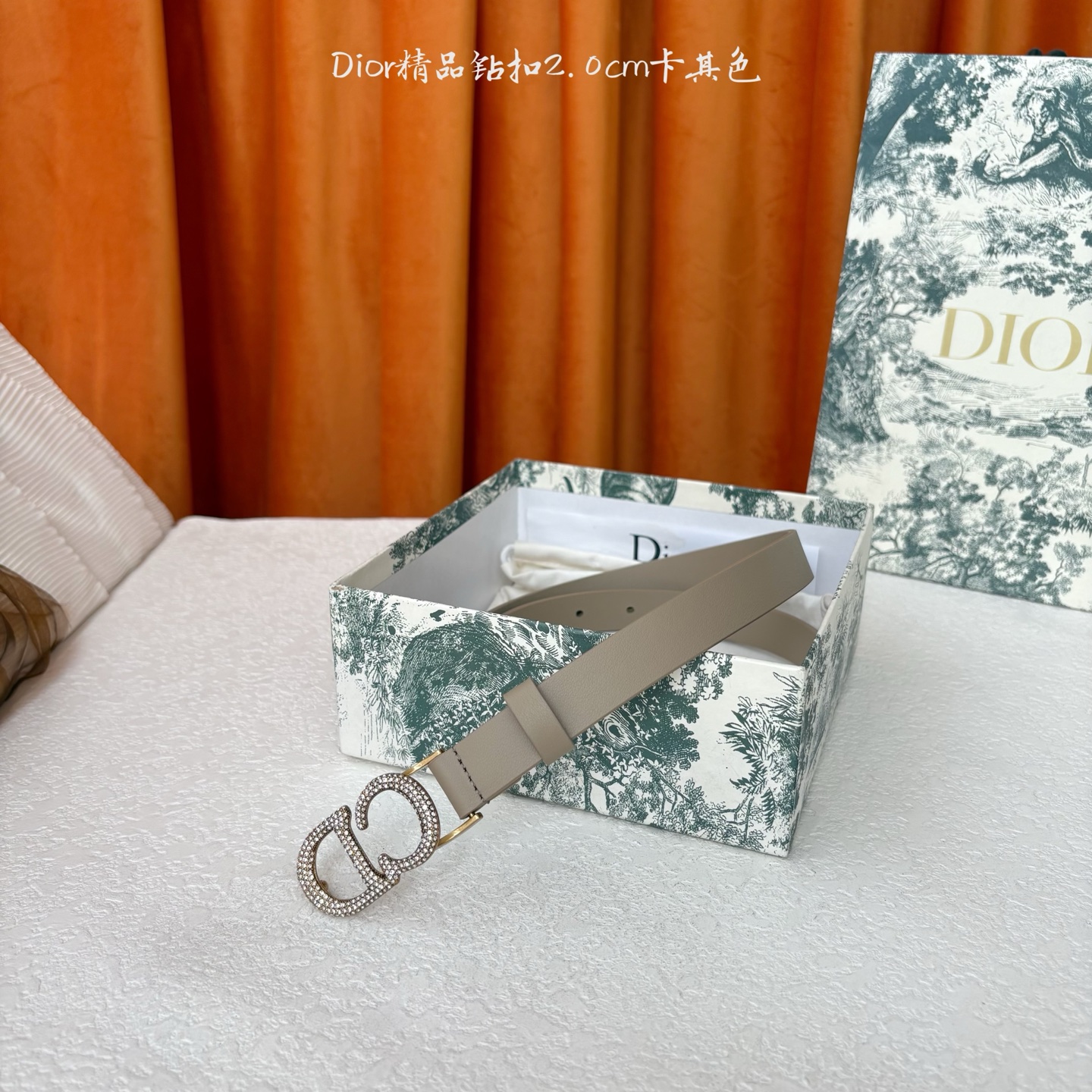 这款Dior带身采用光滑牛皮精心制作，饰以经典的金属CD扣，密镶以小钻。款式突显腰部曲线，彰显优雅气质，