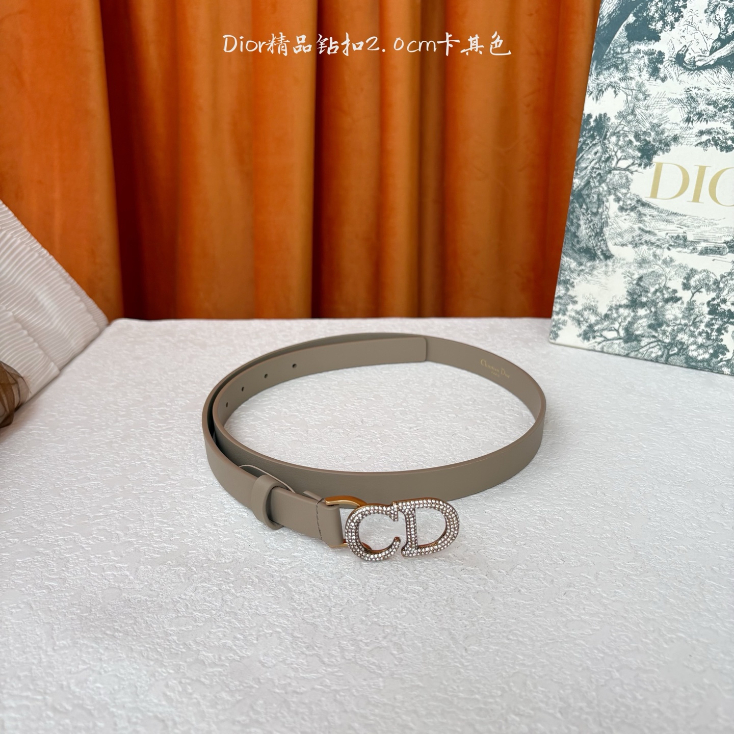 这款Dior带身采用光滑牛皮精心制作，饰以经典的金属CD扣，密镶以小钻。款式突显腰部曲线，彰显优雅气质，