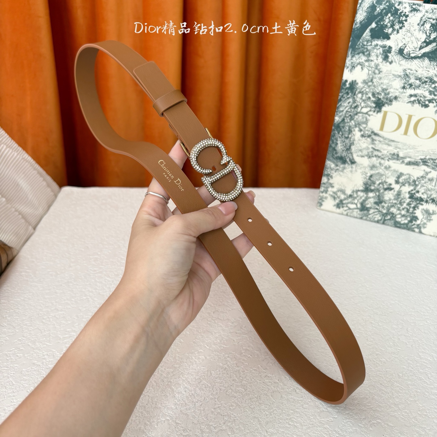这款Dior带身采用光滑牛皮精心制作，饰以经典的金属CD扣，密镶以小钻。款式突显腰部曲线，彰显优雅气质，