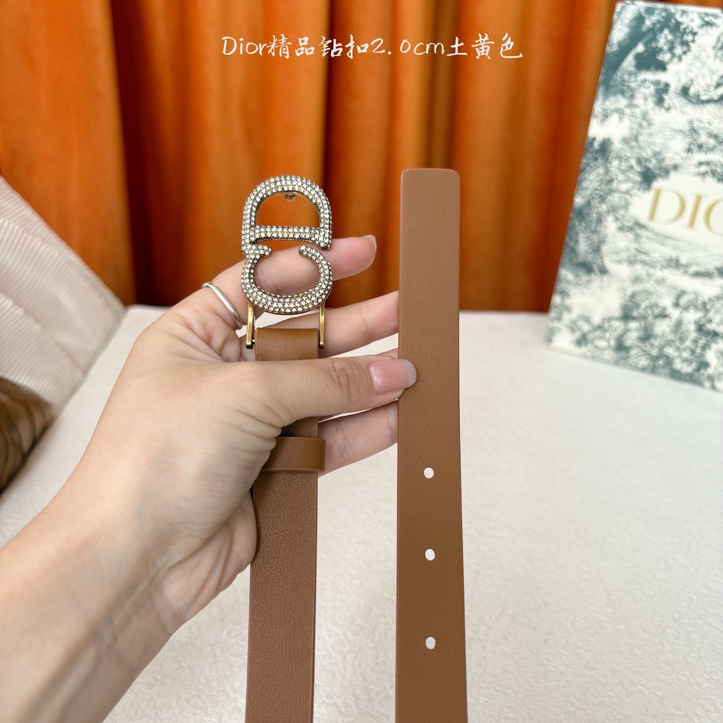 这款Dior带身采用光滑牛皮精心制作，饰以经典的金属CD扣，密镶以小钻。款式突显腰部曲线，彰显优雅气质，