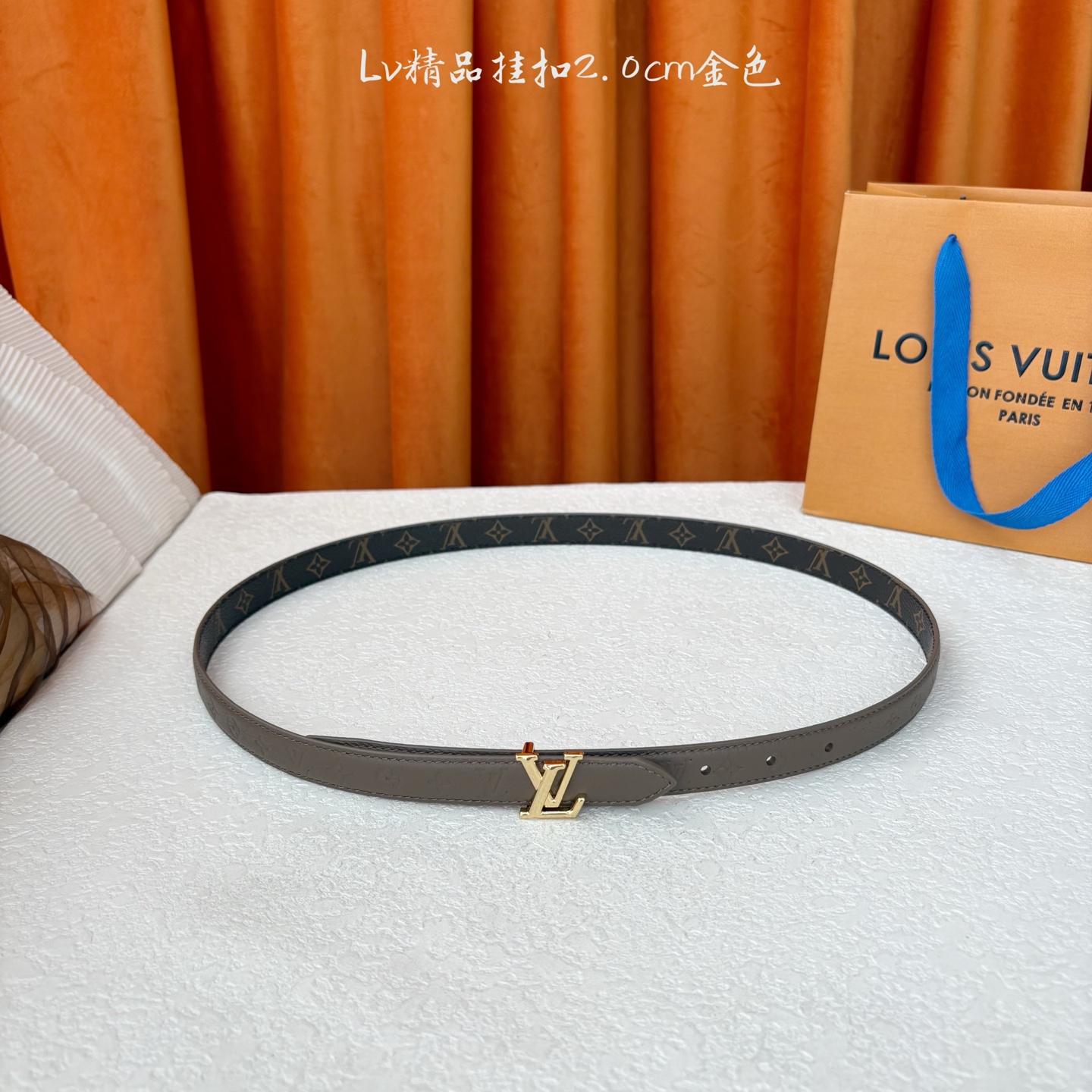 【LOUIS VUITTON】：经典原单品质，一面经典印花一面荔枝纹压花底，原单精品挂扣，精工制作，细节