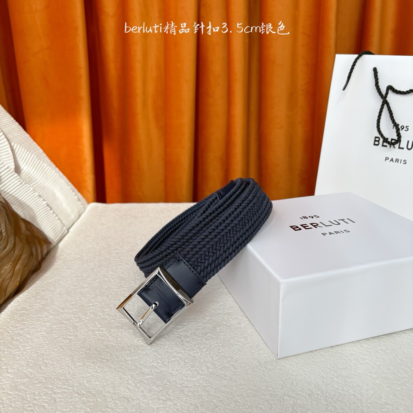 伯尔鲁帝 〖 Berluti 〗:采用意大利进口编织弹性织物与小牛皮制作，搭配专柜奢华精品表面锤制工艺钢