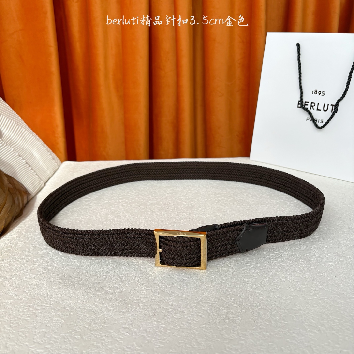 伯尔鲁帝 〖 Berluti 〗:采用意大利进口编织弹性织物与小牛皮制作，搭配专柜奢华精品表面锤制工艺钢