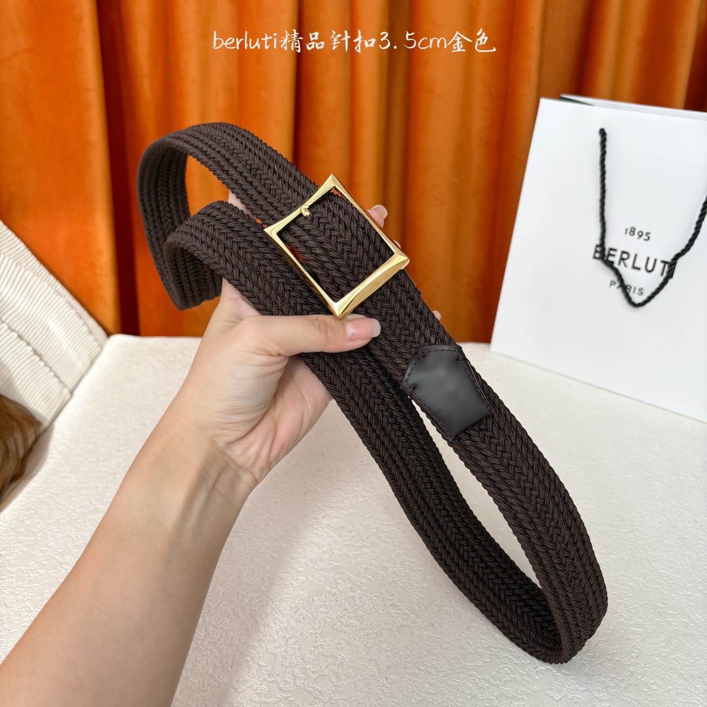 伯尔鲁帝 〖 Berluti 〗:采用意大利进口编织弹性织物与小牛皮制作，搭配专柜奢华精品表面锤制工艺钢
