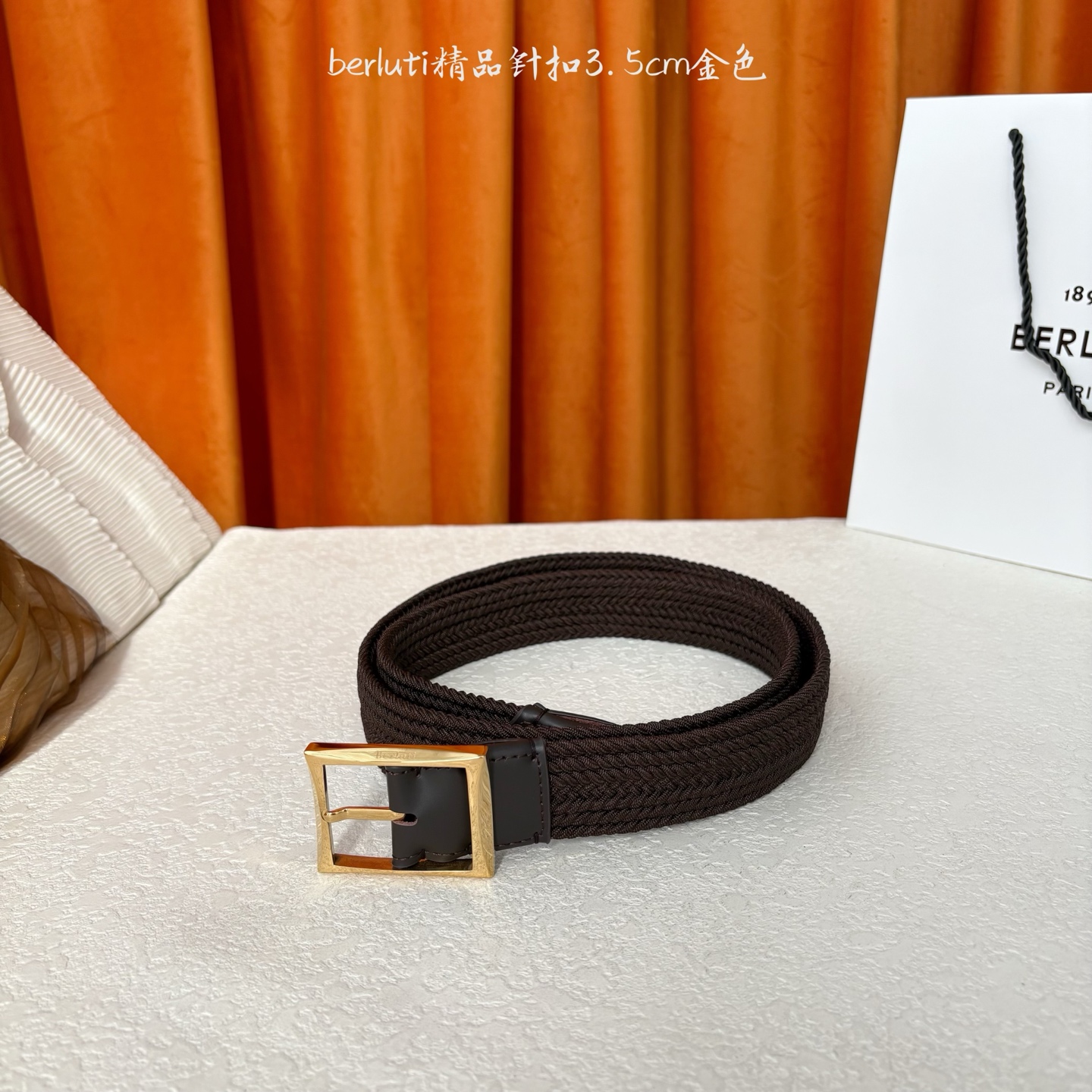 伯尔鲁帝 〖 Berluti 〗:采用意大利进口编织弹性织物与小牛皮制作，搭配专柜奢华精品表面锤制工艺钢