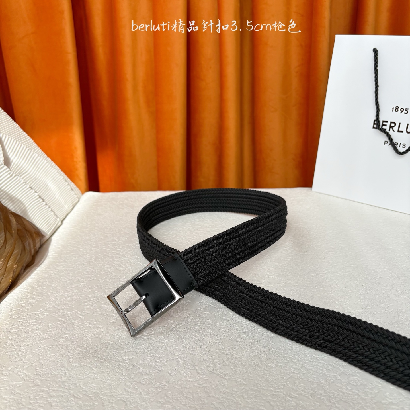 伯尔鲁帝 〖 Berluti 〗:采用意大利进口编织弹性织物与小牛皮制作，搭配专柜奢华精品表面锤制工艺钢