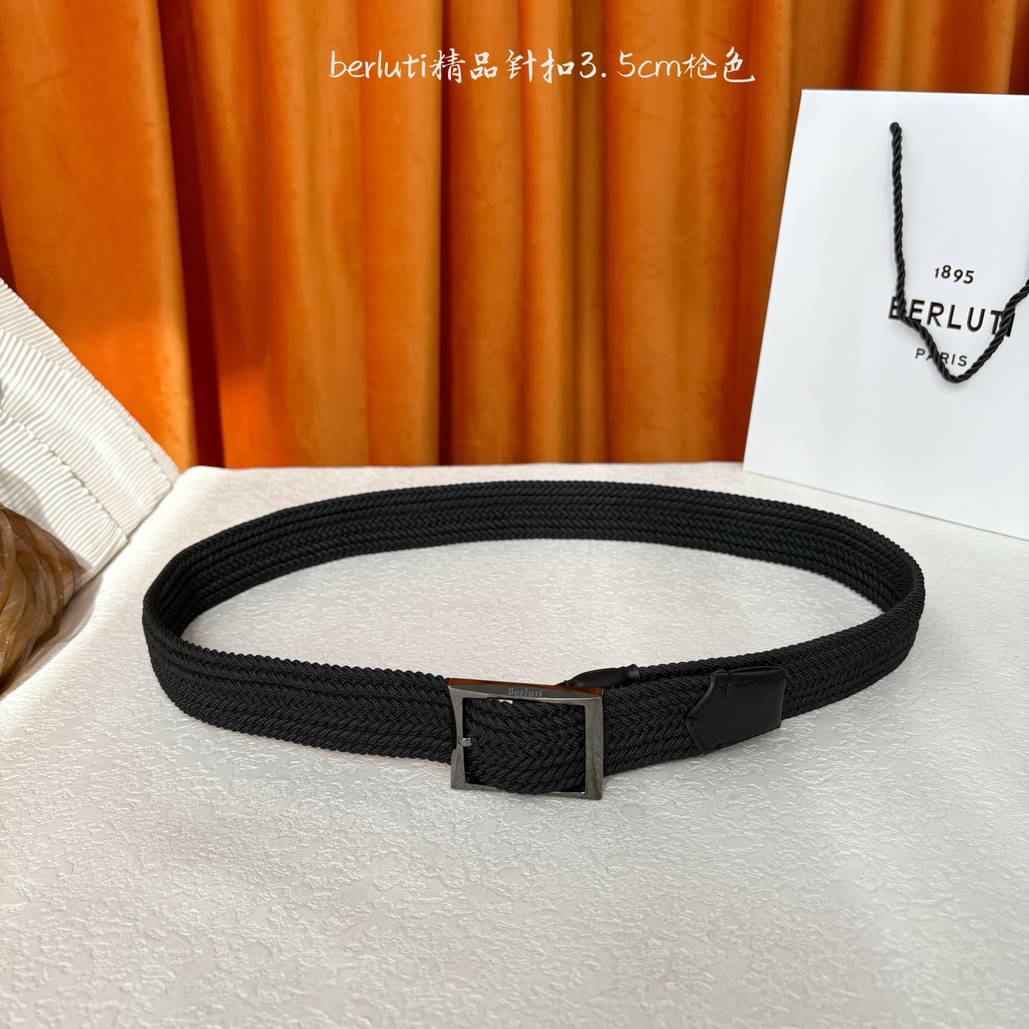 伯尔鲁帝 〖 Berluti 〗:采用意大利进口编织弹性织物与小牛皮制作，搭配专柜奢华精品表面锤制工艺钢