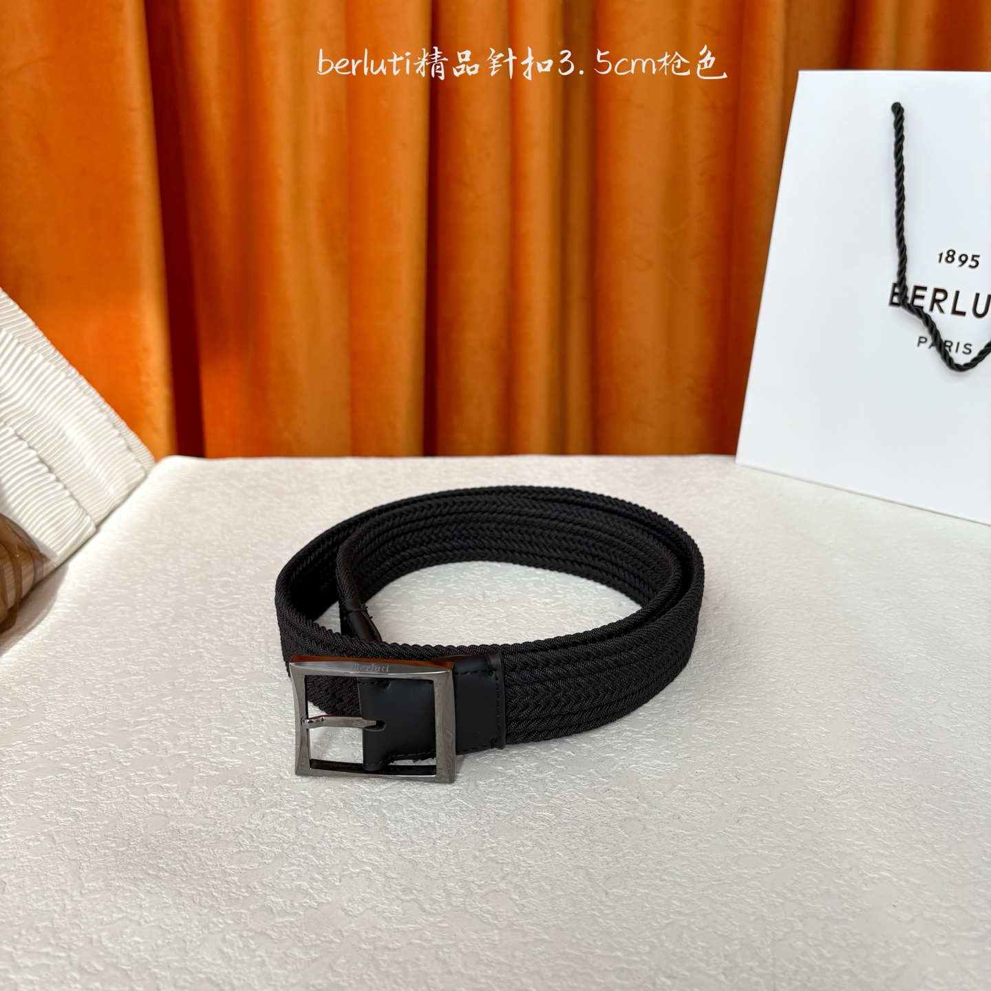 伯尔鲁帝 〖 Berluti 〗:采用意大利进口编织弹性织物与小牛皮制作，搭配专柜奢华精品表面锤制工艺钢