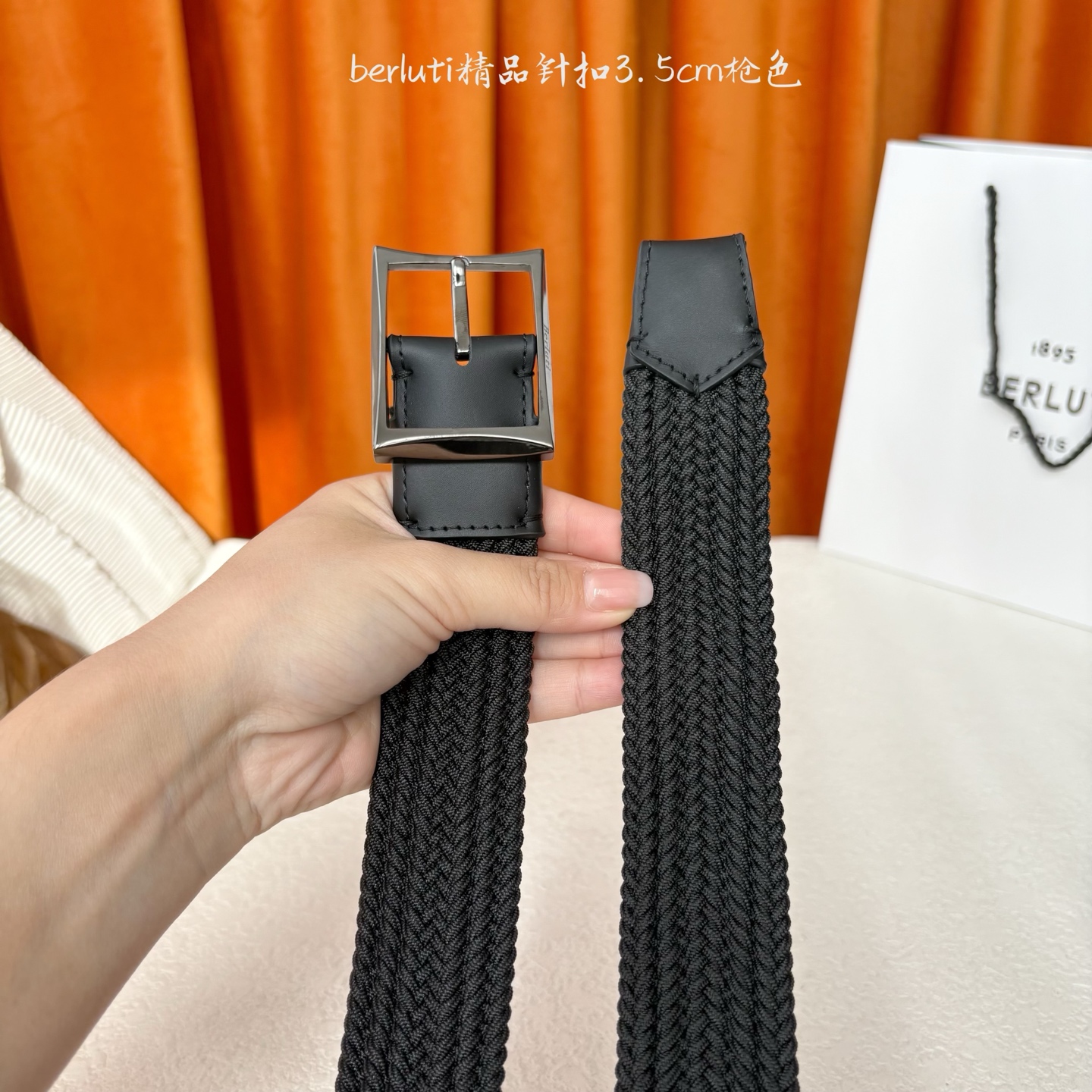 伯尔鲁帝 〖 Berluti 〗:采用意大利进口编织弹性织物与小牛皮制作，搭配专柜奢华精品表面锤制工艺钢