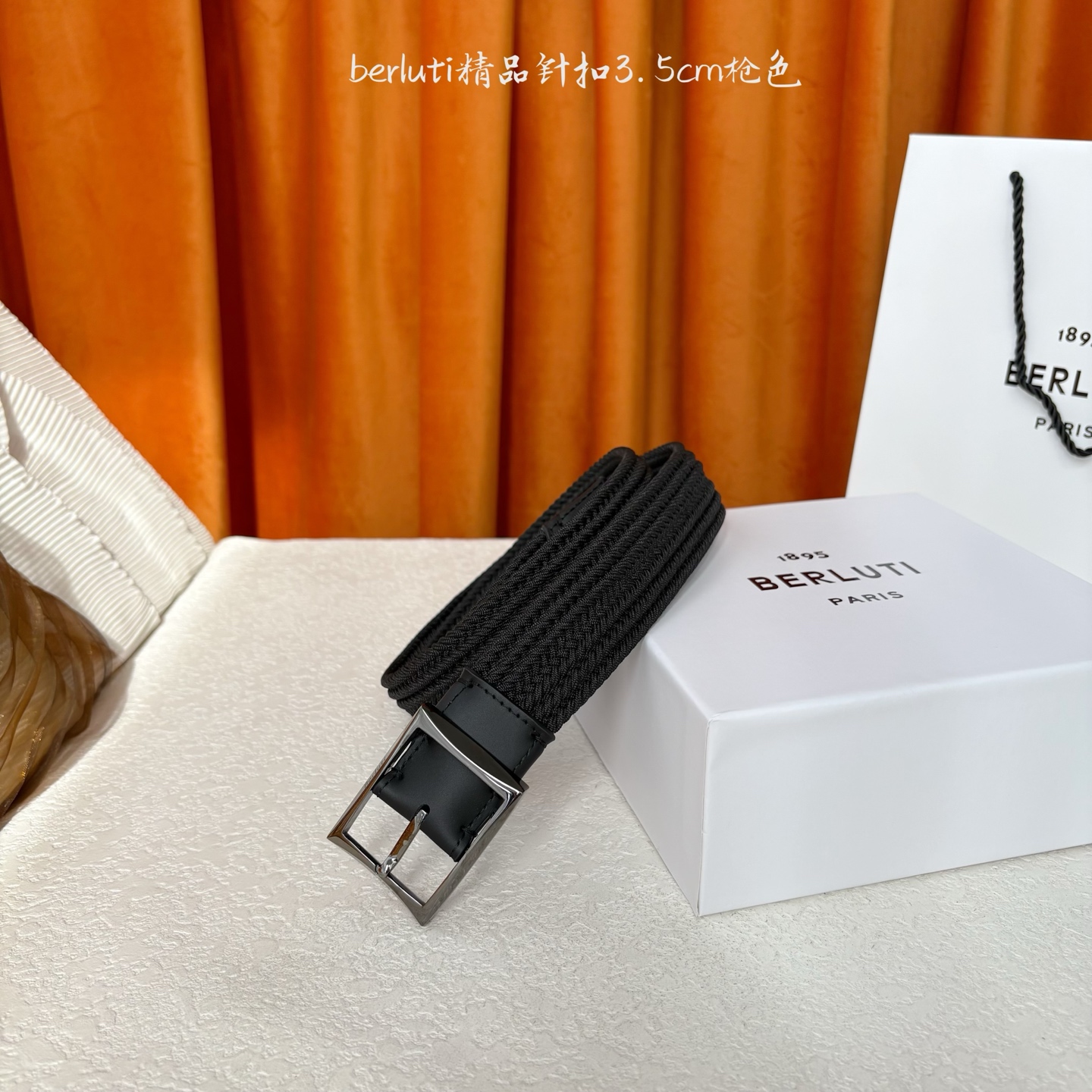 伯尔鲁帝 〖 Berluti 〗:采用意大利进口编织弹性织物与小牛皮制作，搭配专柜奢华精品表面锤制工艺钢