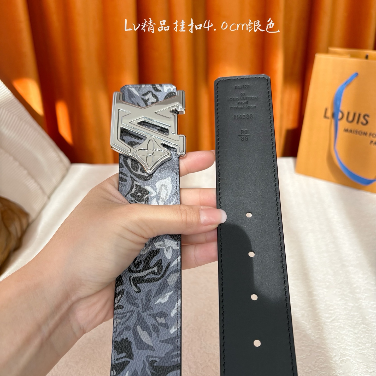 LV花卉迷彩40mm可两面用腰带是对户外爱好者男性主题的一次巧妙重新诠释。柔和的色调被转化为漩涡形状与品
