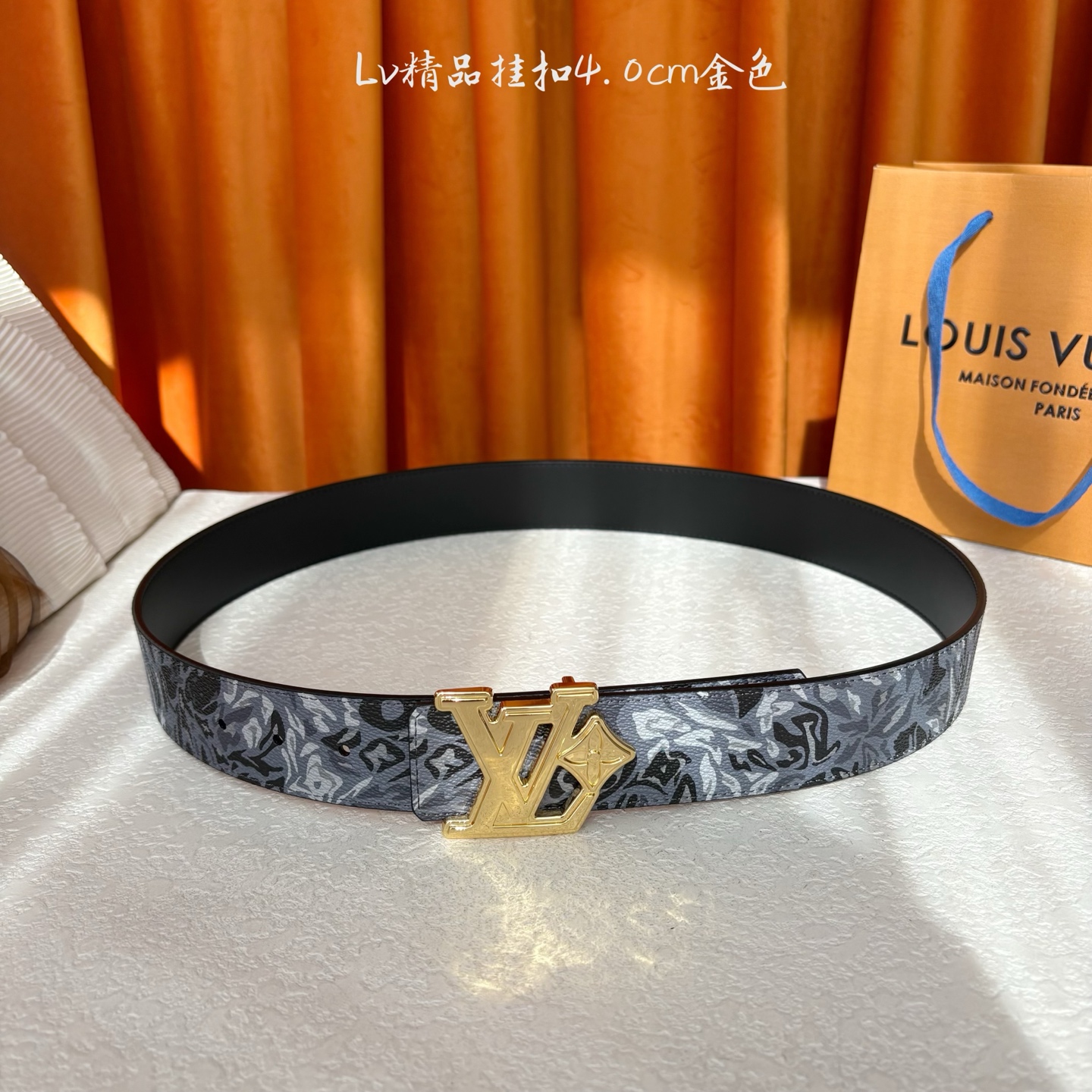 LV花卉迷彩40mm可两面用腰带是对户外爱好者男性主题的一次巧妙重新诠释。柔和的色调被转化为漩涡形状与品