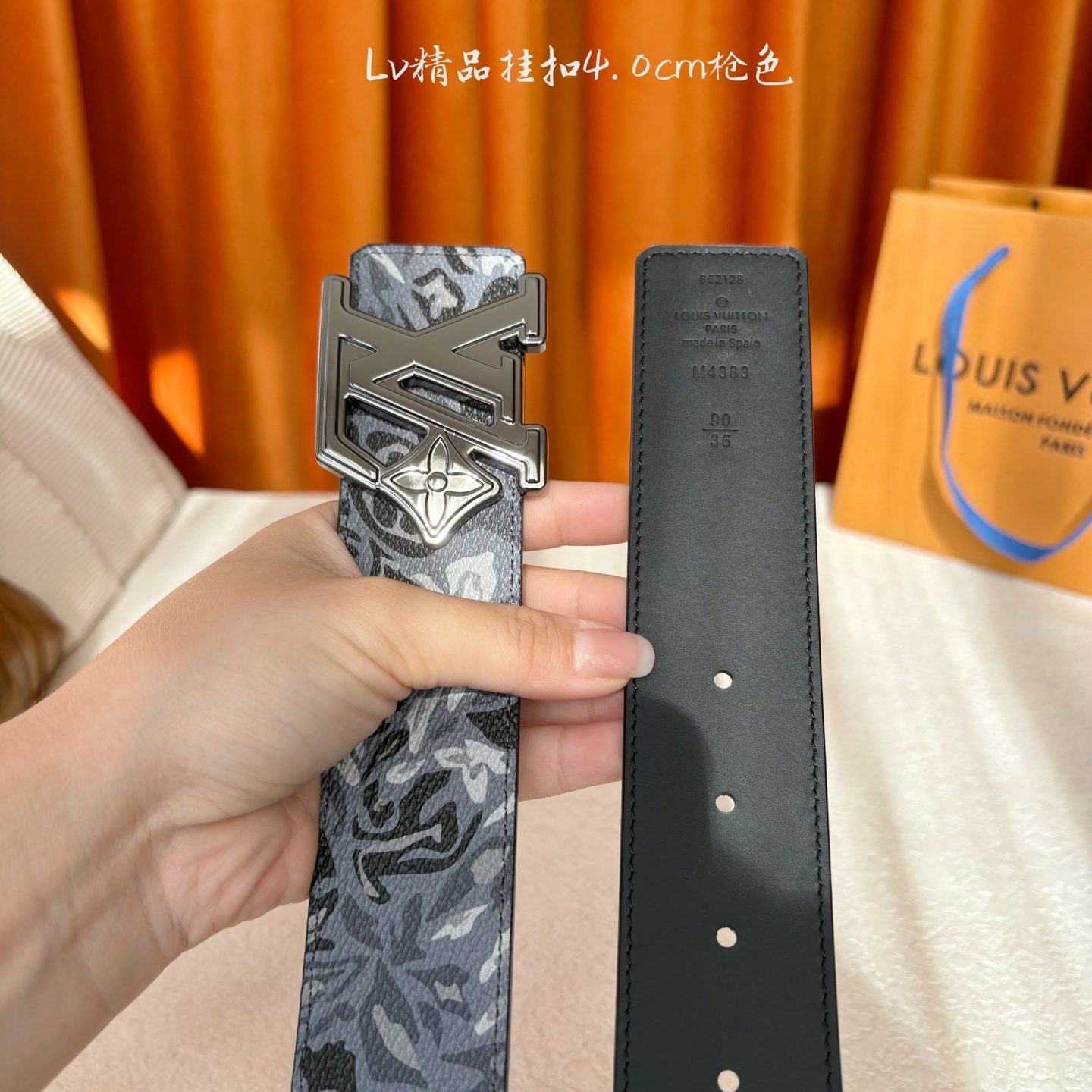 LV花卉迷彩40mm可两面用腰带是对户外爱好者男性主题的一次巧妙重新诠释。柔和的色调被转化为漩涡形状与品