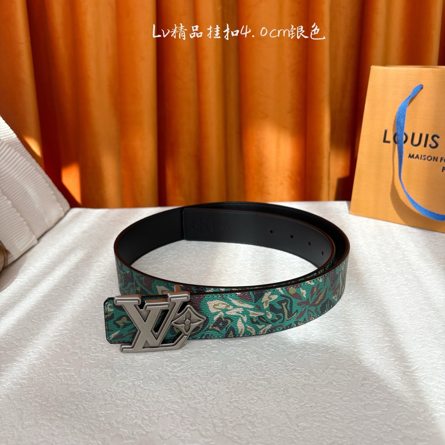 LV花卉迷彩40mm可两面用腰带是对户外爱好者男性主题的一次巧妙重新诠释。柔和的色调被转化为漩涡形状与品