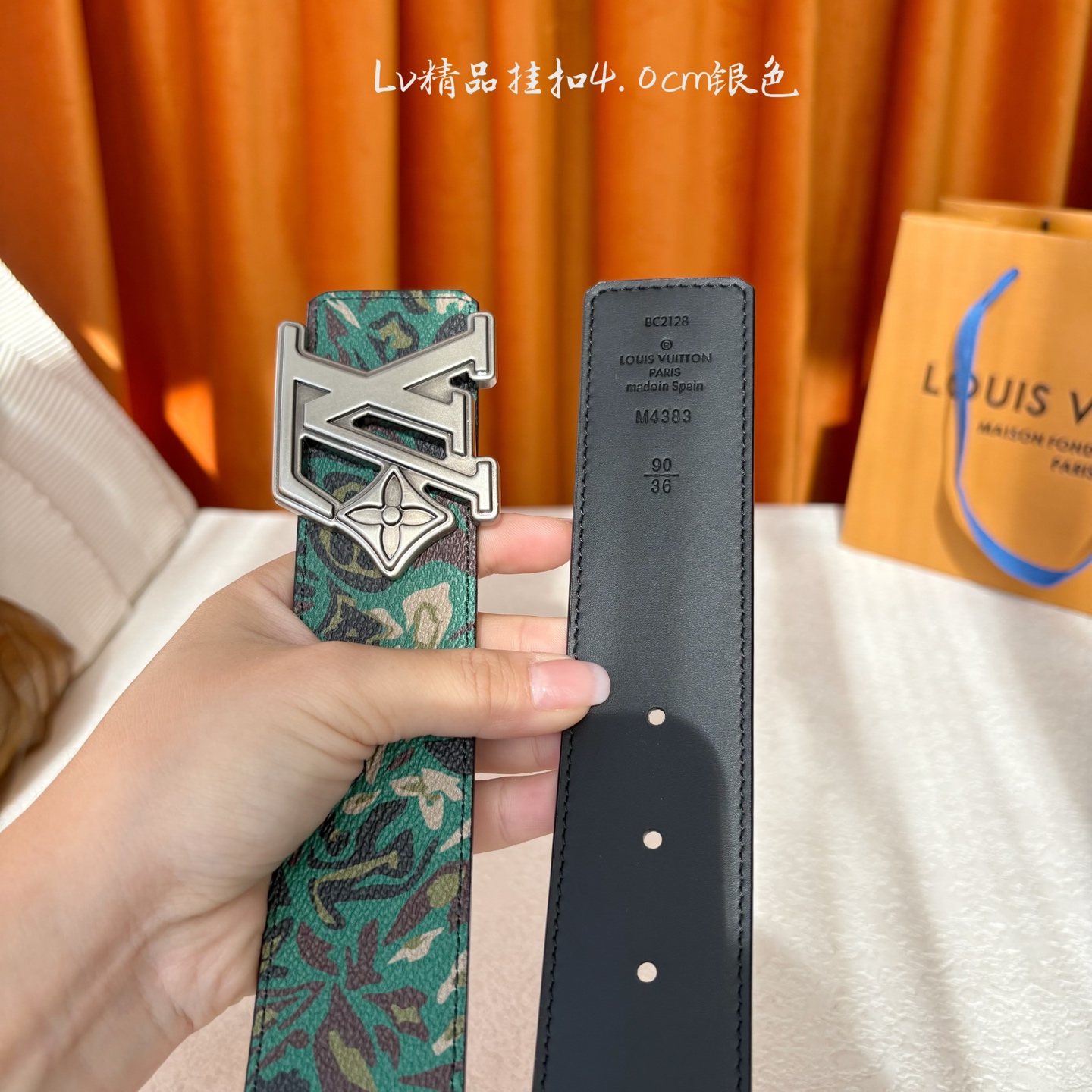 LV花卉迷彩40mm可两面用腰带是对户外爱好者男性主题的一次巧妙重新诠释。柔和的色调被转化为漩涡形状与品