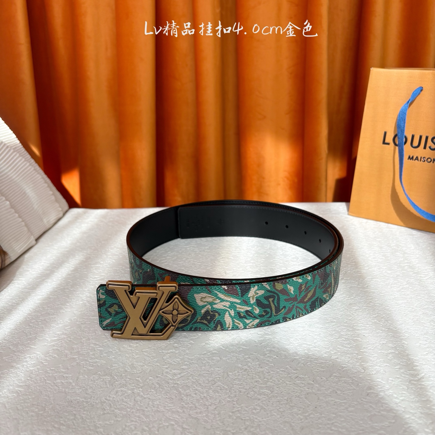 LV花卉迷彩40mm可两面用腰带是对户外爱好者男性主题的一次巧妙重新诠释。柔和的色调被转化为漩涡形状与品