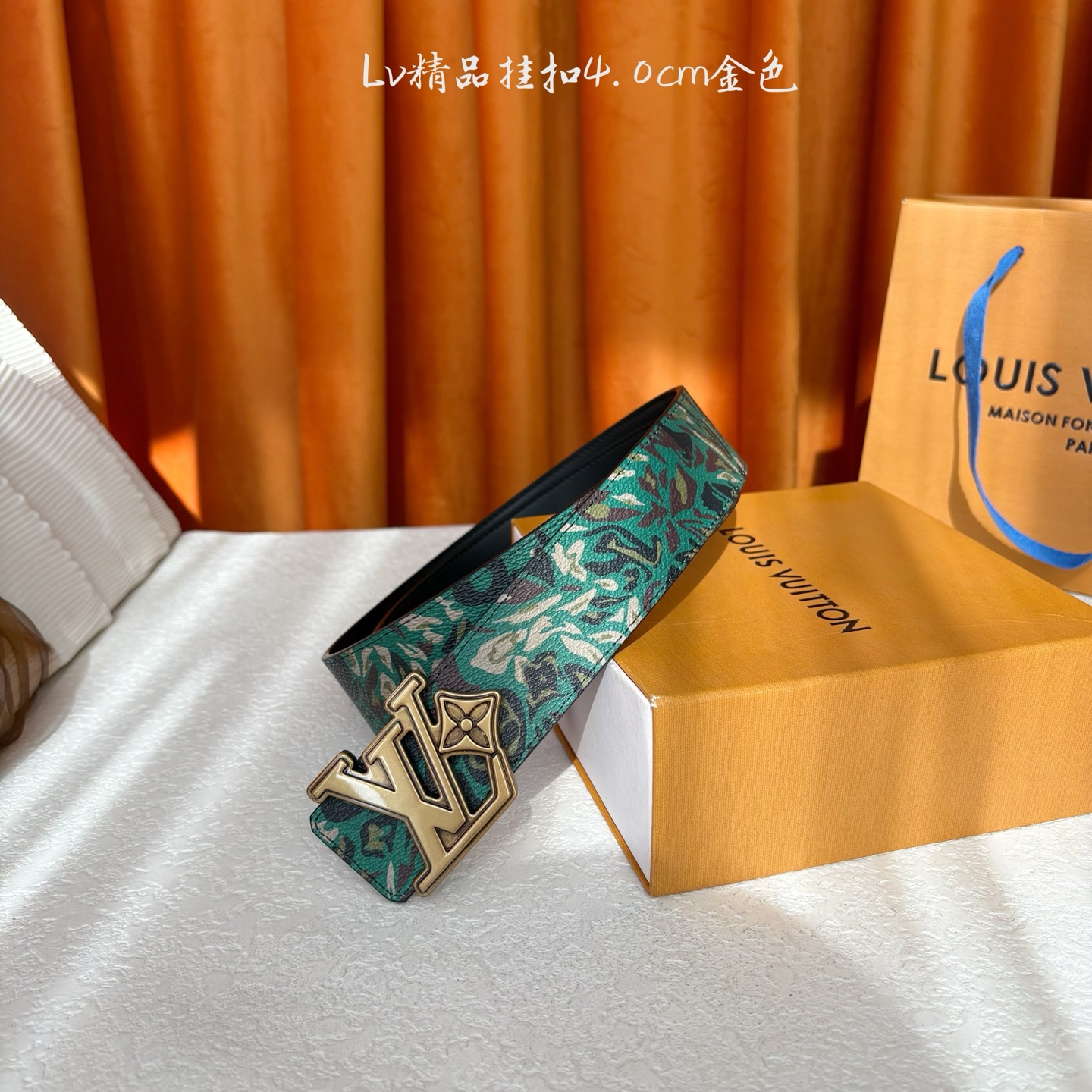 LV花卉迷彩40mm可两面用腰带是对户外爱好者男性主题的一次巧妙重新诠释。柔和的色调被转化为漩涡形状与品
