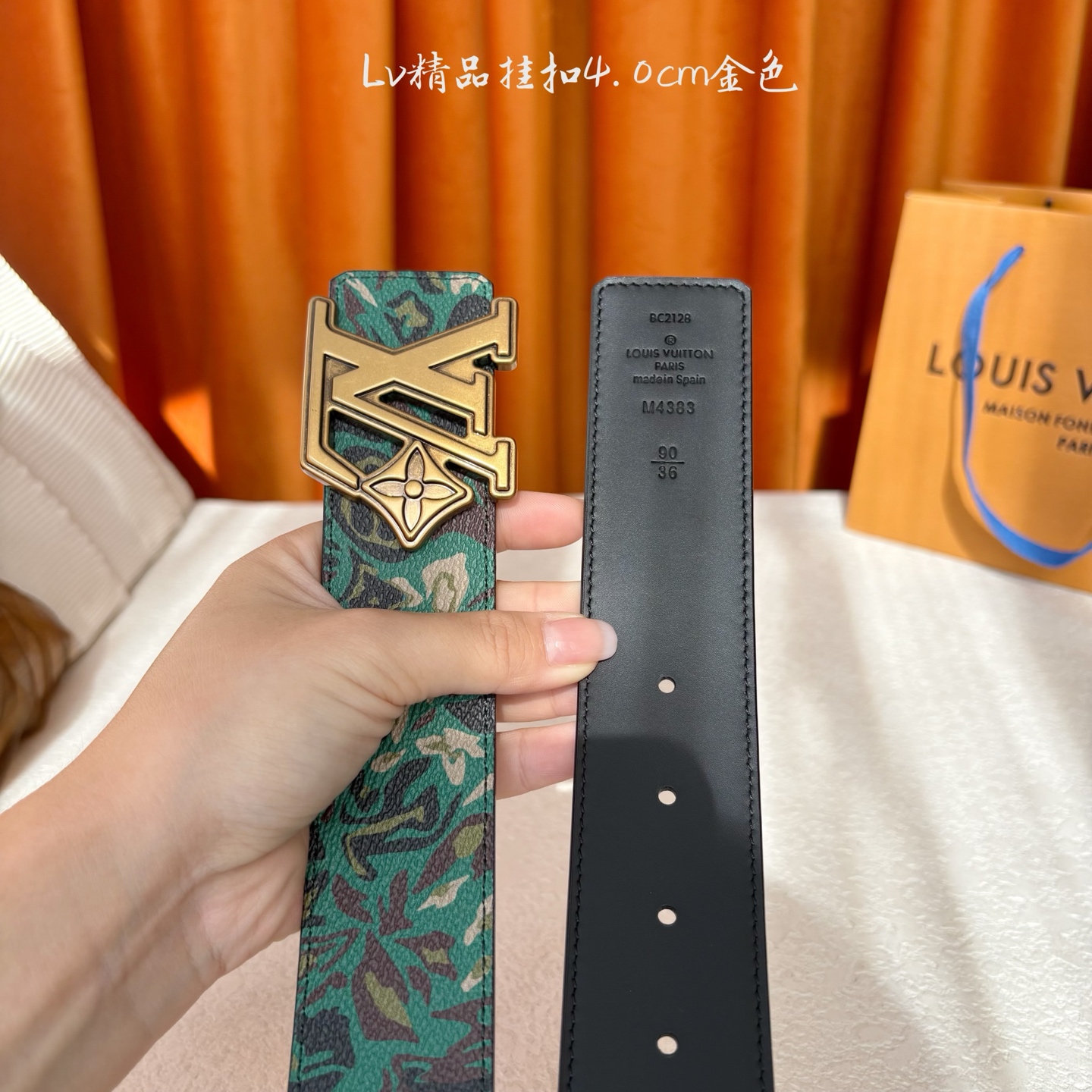 LV花卉迷彩40mm可两面用腰带是对户外爱好者男性主题的一次巧妙重新诠释。柔和的色调被转化为漩涡形状与品