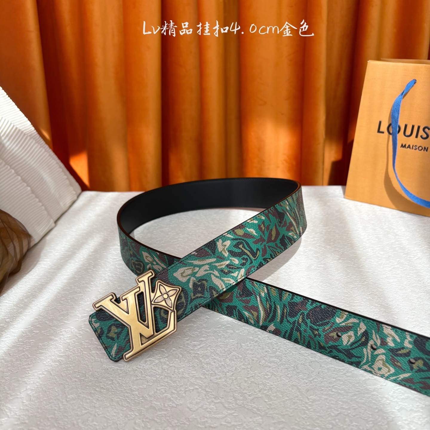 LV花卉迷彩40mm可两面用腰带是对户外爱好者男性主题的一次巧妙重新诠释。柔和的色调被转化为漩涡形状与品