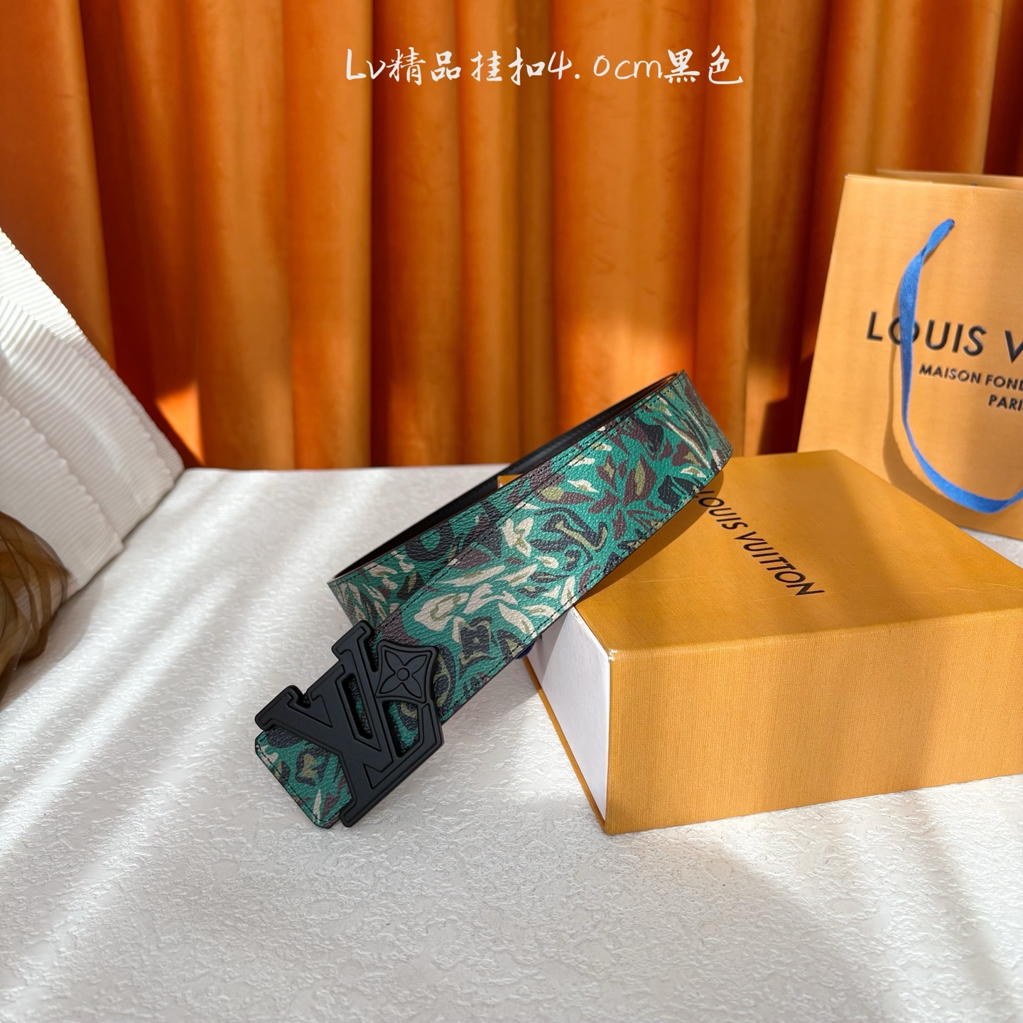 LV花卉迷彩40mm可两面用腰带是对户外爱好者男性主题的一次巧妙重新诠释。柔和的色调被转化为漩涡形状与品