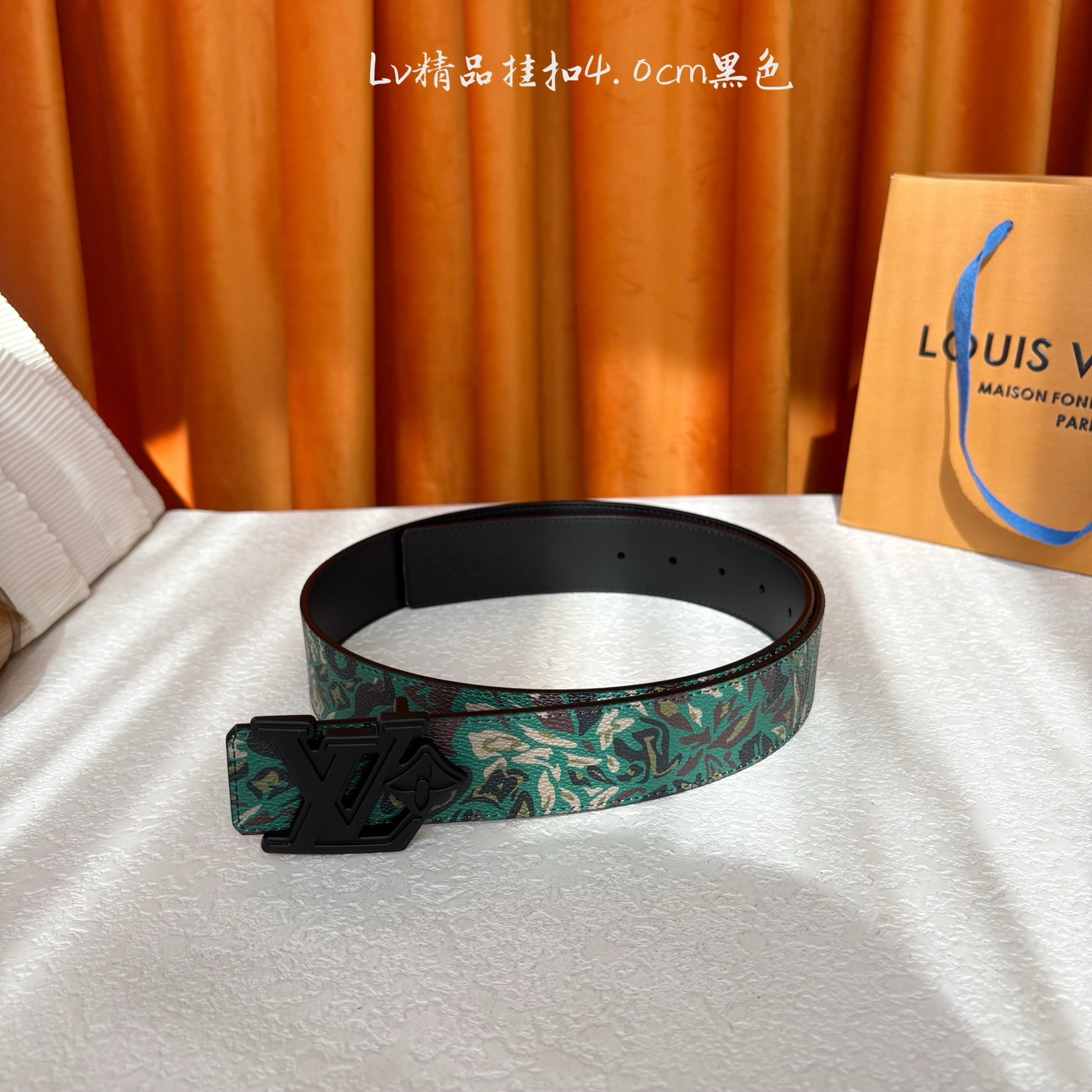 LV花卉迷彩40mm可两面用腰带是对户外爱好者男性主题的一次巧妙重新诠释。柔和的色调被转化为漩涡形状与品