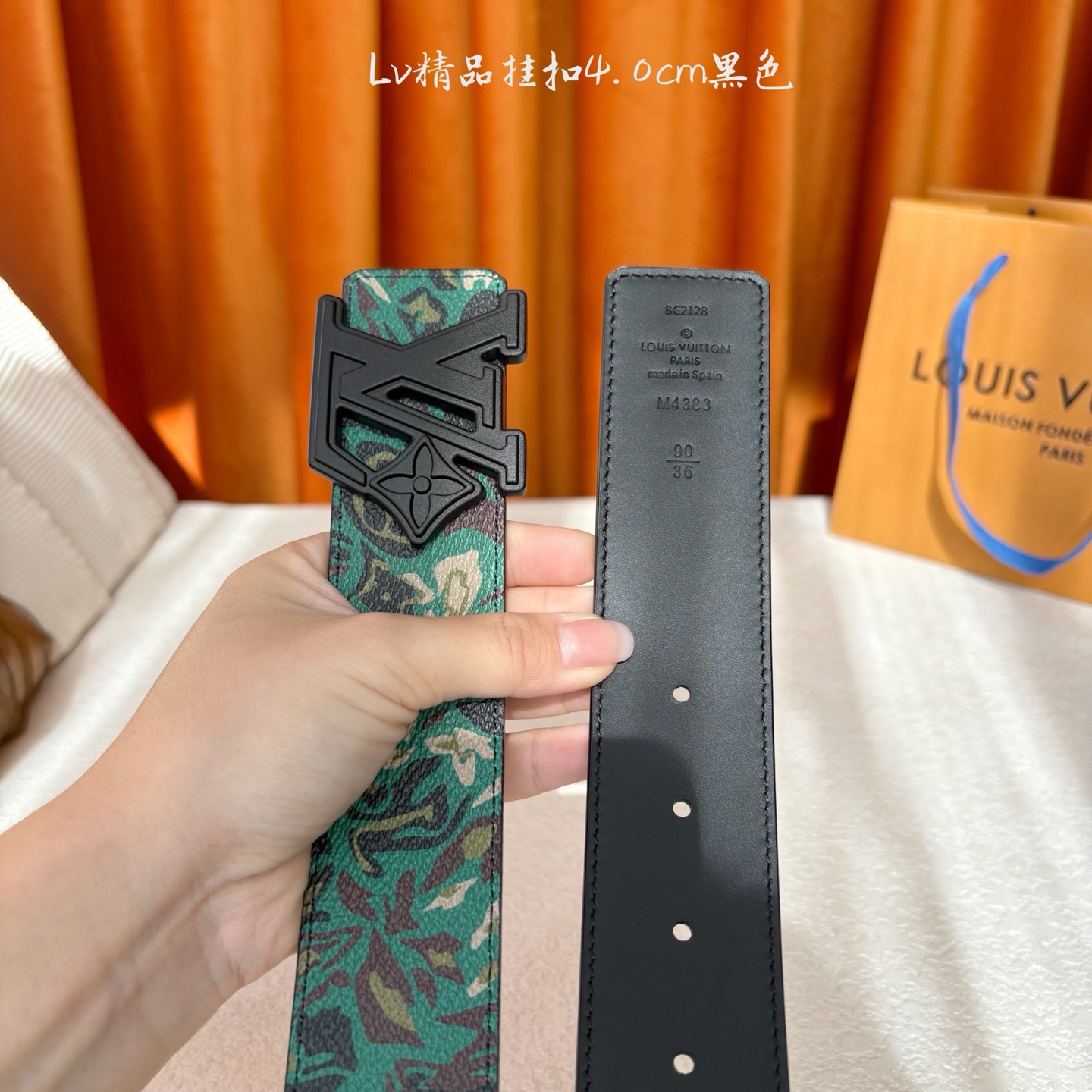 LV花卉迷彩40mm可两面用腰带是对户外爱好者男性主题的一次巧妙重新诠释。柔和的色调被转化为漩涡形状与品