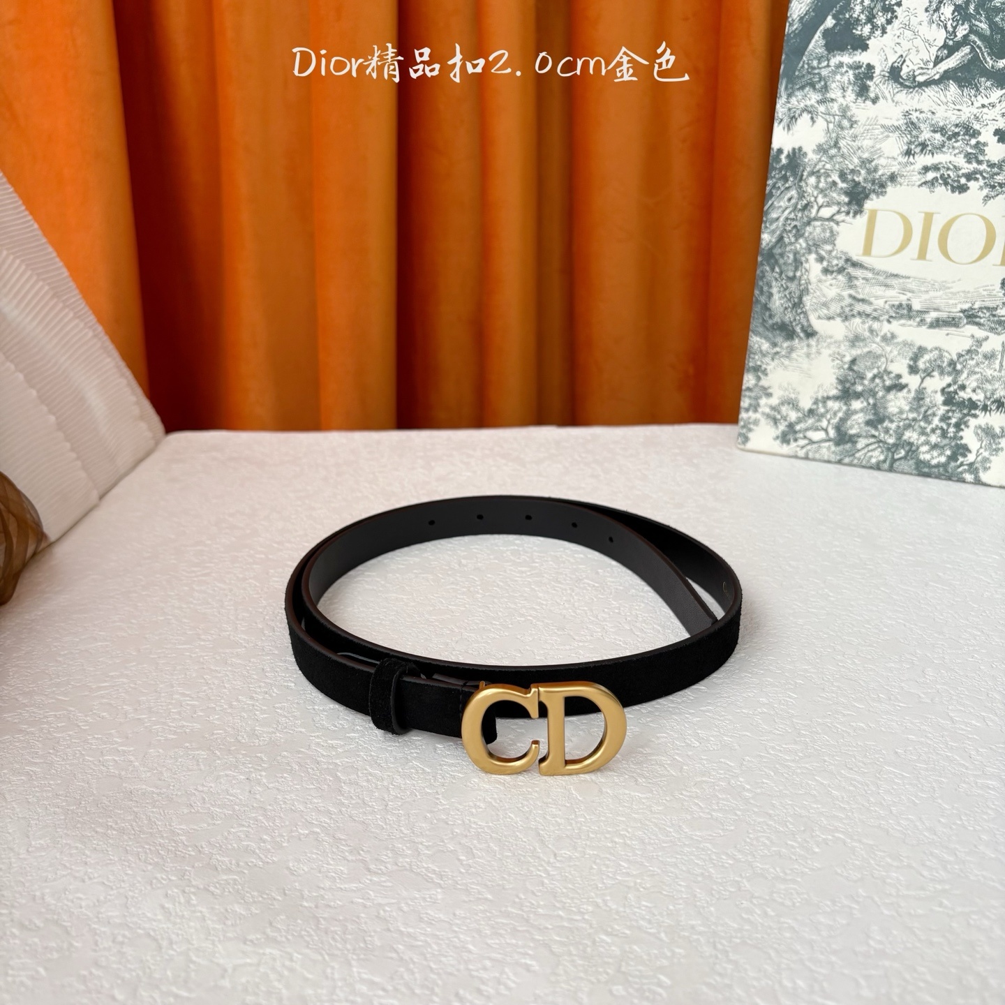 Dior的马鞍腰带已成为品牌的标志性款式,是每个衣橱的必备品。这款绒面小牛皮腰带重新演绎了这一经典款式,