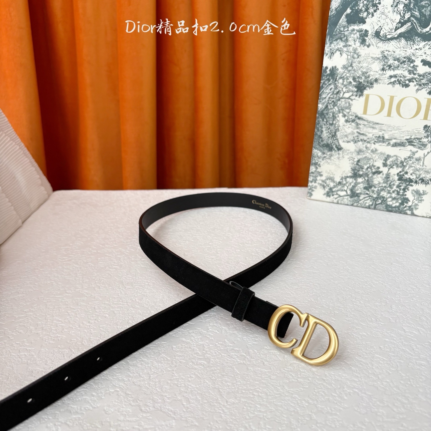 Dior的马鞍腰带已成为品牌的标志性款式,是每个衣橱的必备品。这款绒面小牛皮腰带重新演绎了这一经典款式,