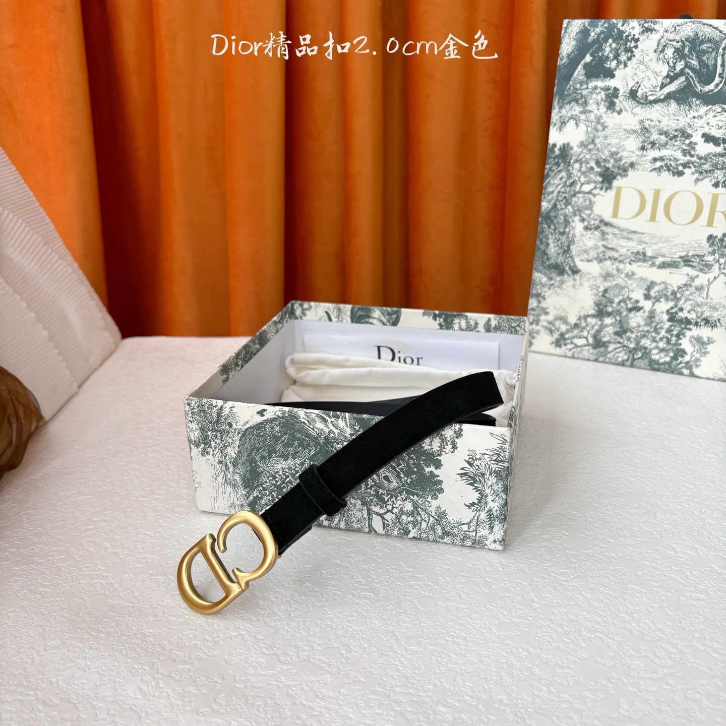 Dior的马鞍腰带已成为品牌的标志性款式，是每个衣橱的必备品。这款绒面小牛皮腰带重新演绎了这一经典款式，