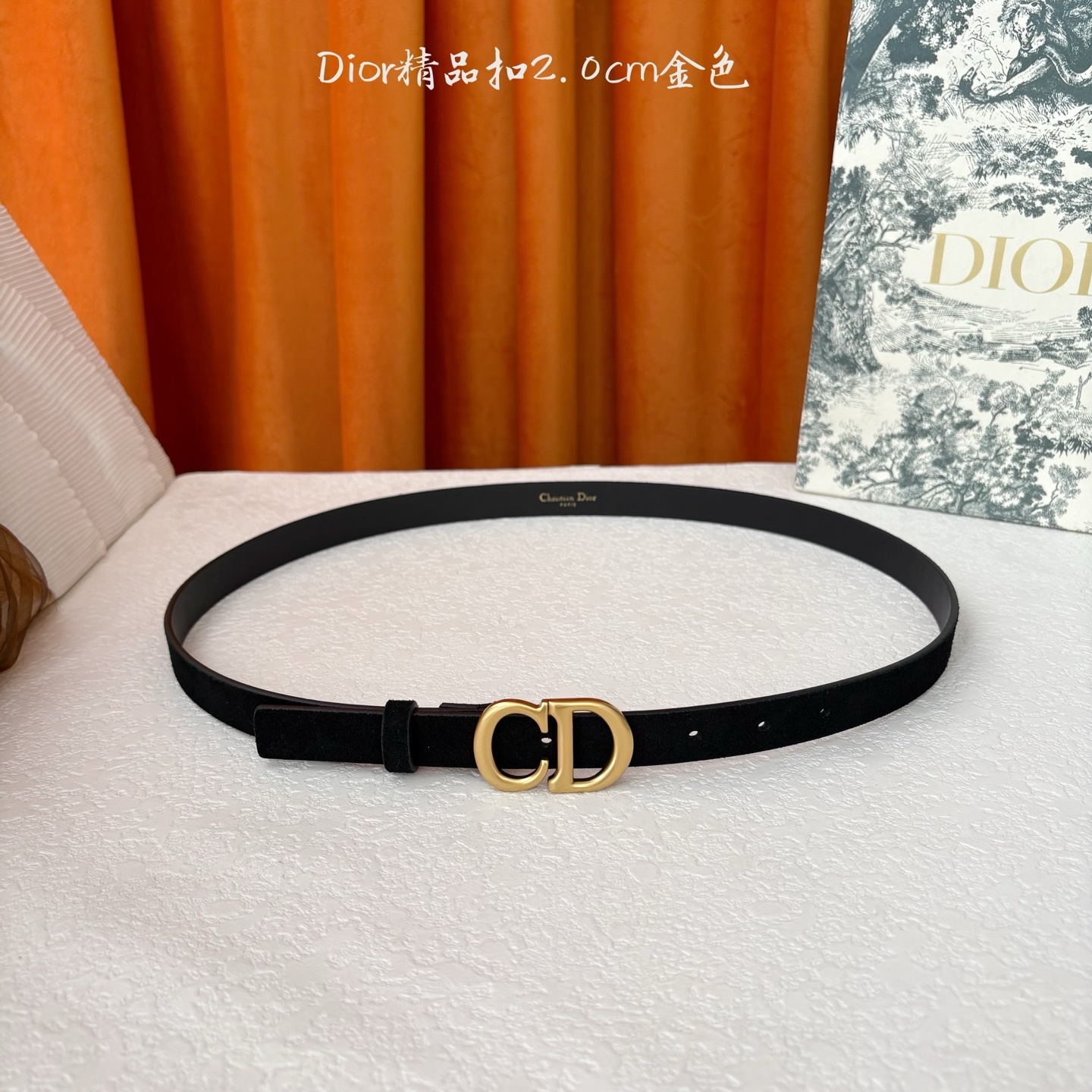 Dior的马鞍腰带已成为品牌的标志性款式,是每个衣橱的必备品。这款绒面小牛皮腰带重新演绎了这一经典款式,