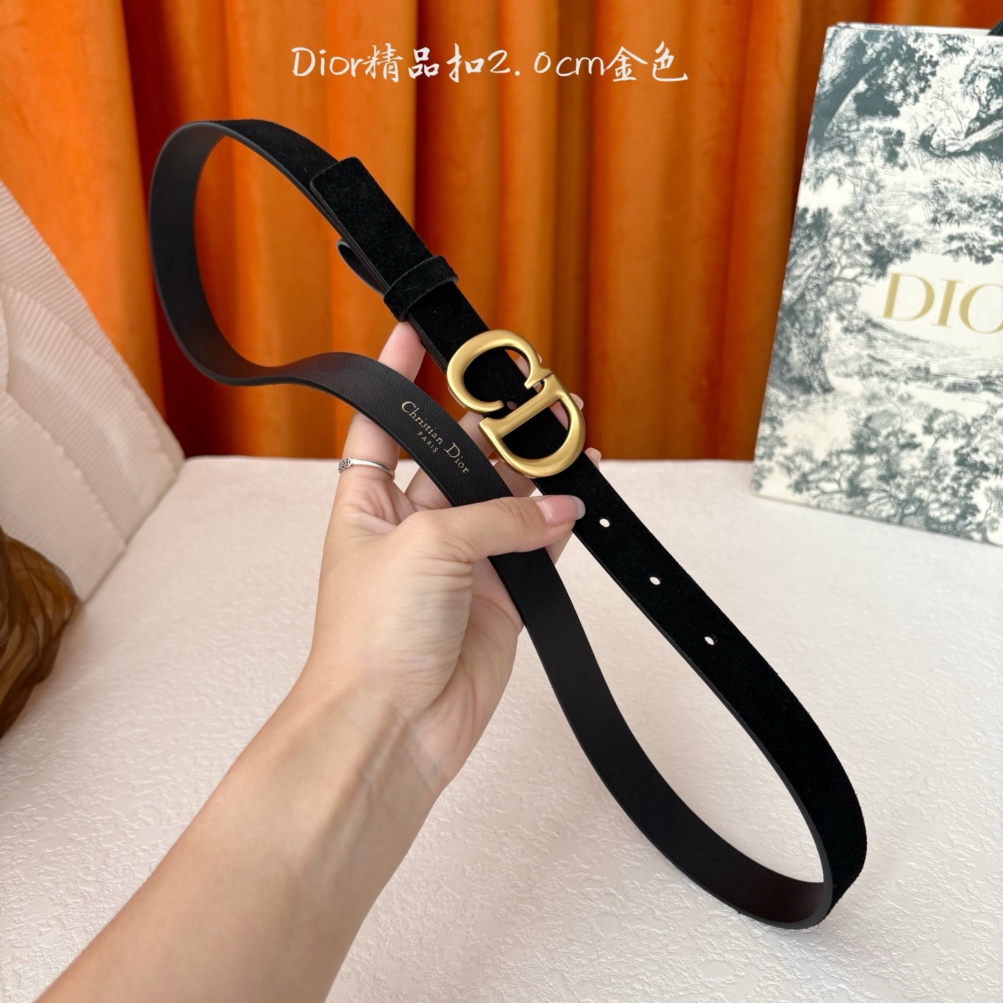 Dior的马鞍腰带已成为品牌的标志性款式,是每个衣橱的必备品。这款绒面小牛皮腰带重新演绎了这一经典款式,
