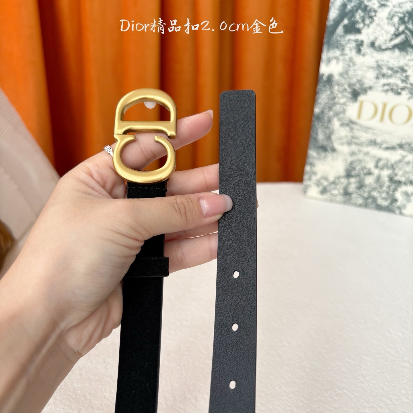 Dior的马鞍腰带已成为品牌的标志性款式,是每个衣橱的必备品。这款绒面小牛皮腰带重新演绎了这一经典款式,