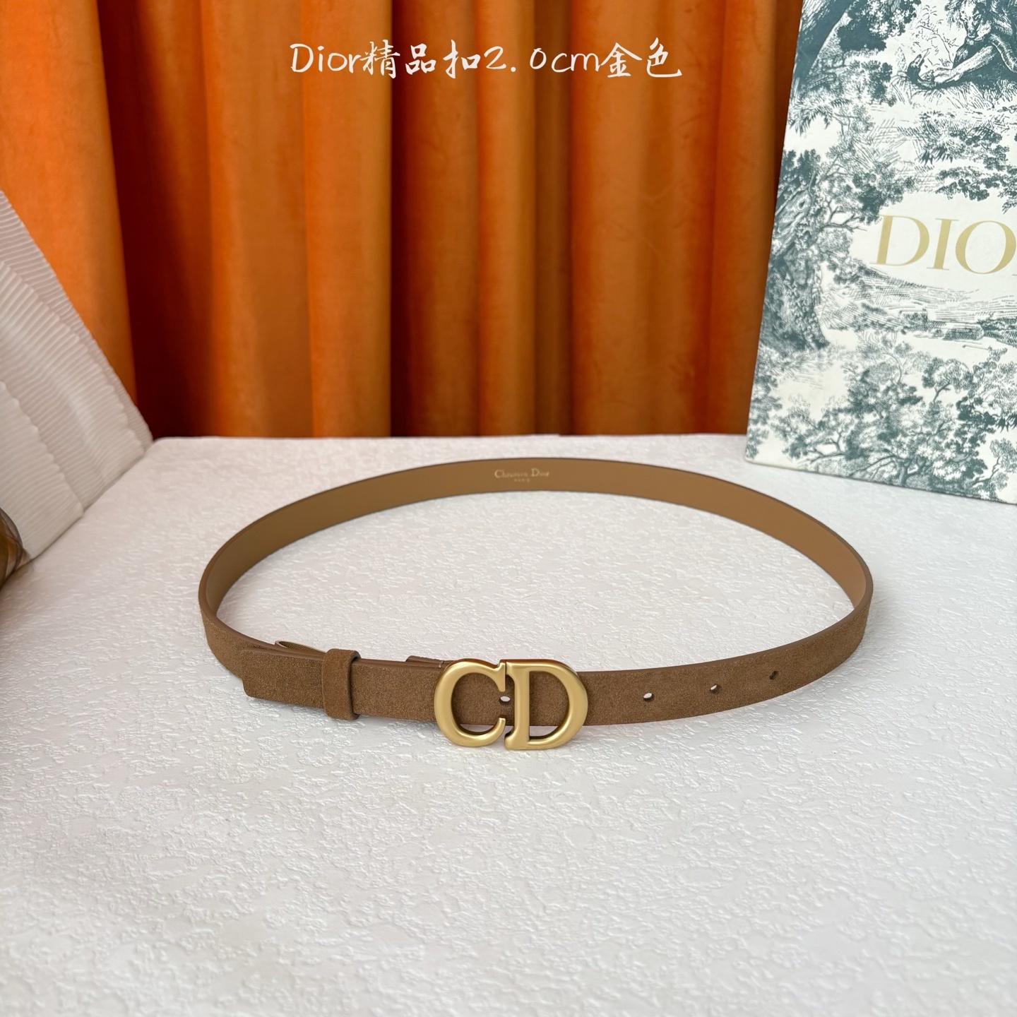 Dior的马鞍腰带已成为品牌的标志性款式,是每个衣橱的必备品。这款绒面小牛皮腰带重新演绎了这一经典款式,