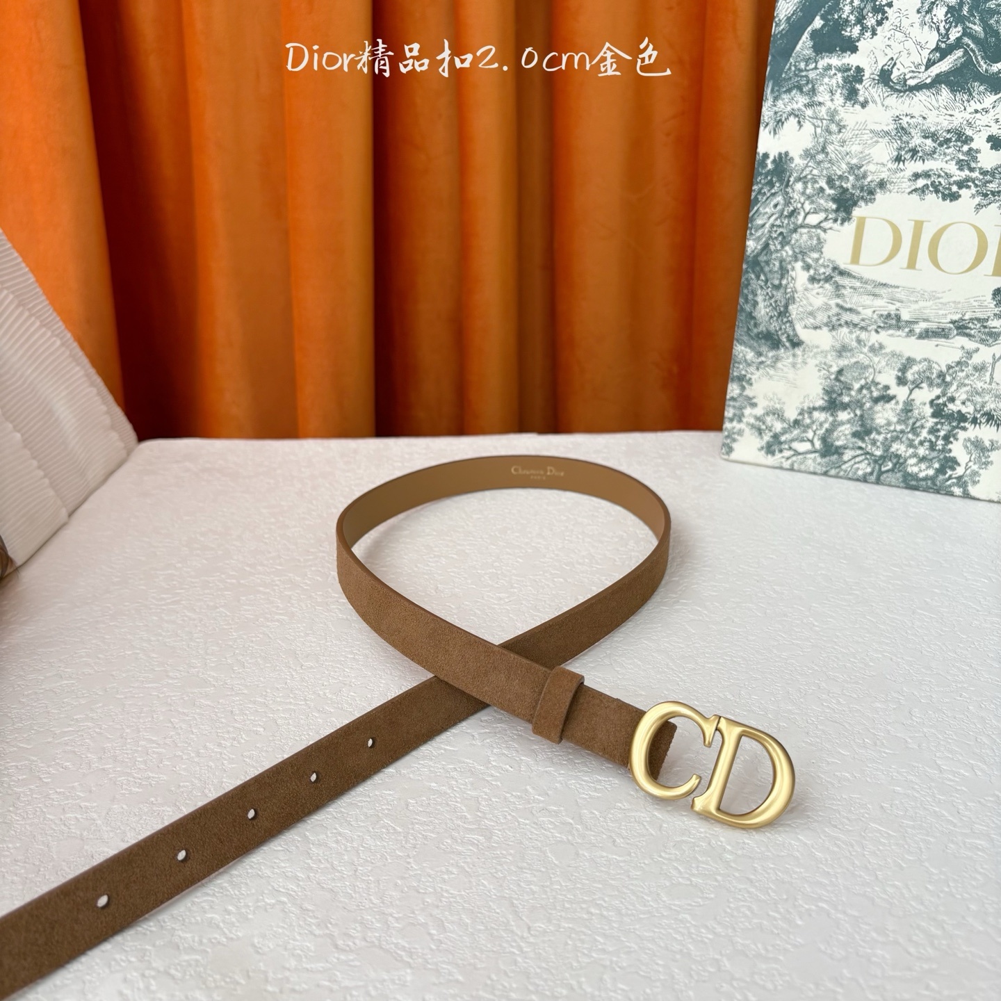 Dior的马鞍腰带已成为品牌的标志性款式,是每个衣橱的必备品。这款绒面小牛皮腰带重新演绎了这一经典款式,