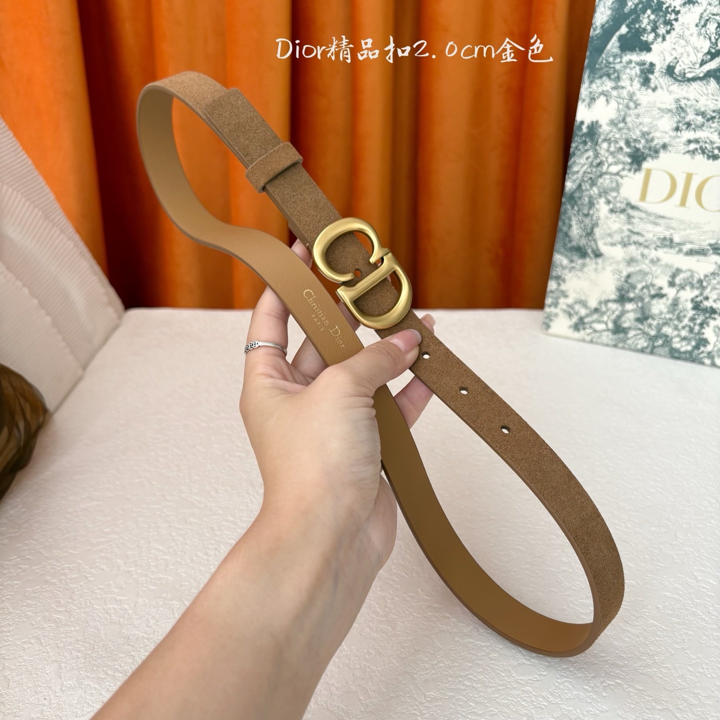 Dior的马鞍腰带已成为品牌的标志性款式,是每个衣橱的必备品。这款绒面小牛皮腰带重新演绎了这一经典款式,