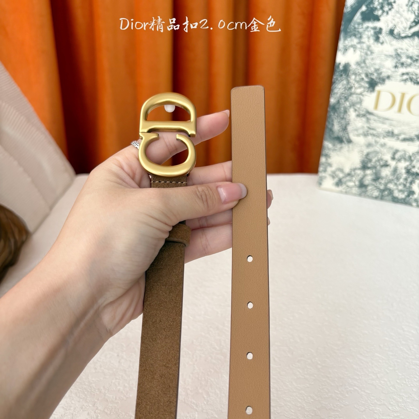 Dior的马鞍腰带已成为品牌的标志性款式,是每个衣橱的必备品。这款绒面小牛皮腰带重新演绎了这一经典款式,