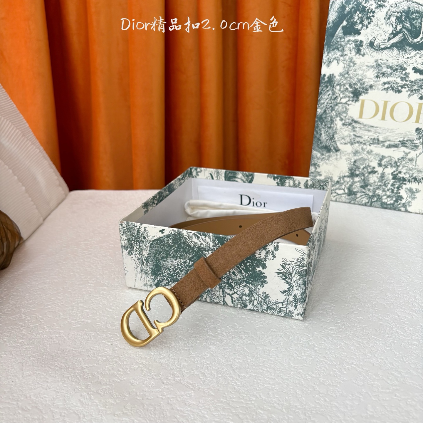 Dior的马鞍腰带已成为品牌的标志性款式，是每个衣橱的必备品。这款绒面小牛皮腰带重新演绎了这一经典款式，