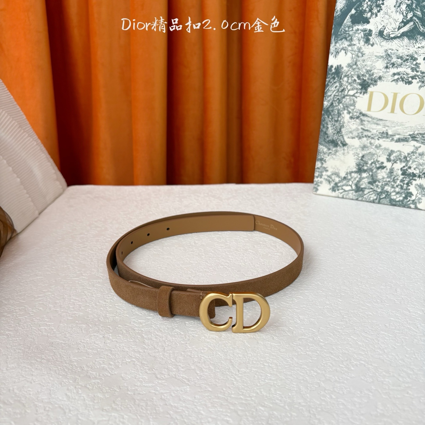 Dior的马鞍腰带已成为品牌的标志性款式,是每个衣橱的必备品。这款绒面小牛皮腰带重新演绎了这一经典款式,