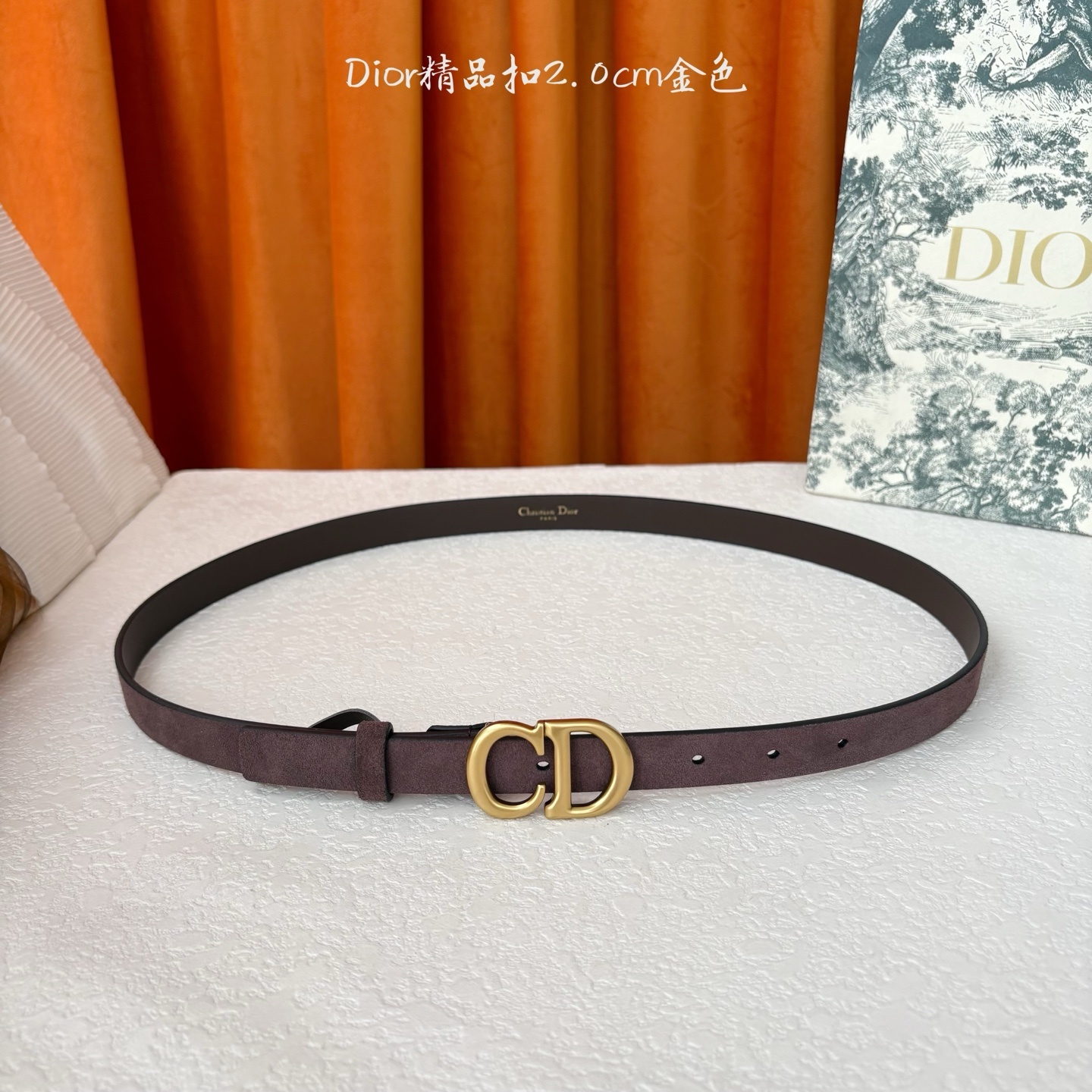 Dior的马鞍腰带已成为品牌的标志性款式,是每个衣橱的必备品。这款绒面小牛皮腰带重新演绎了这一经典款式,