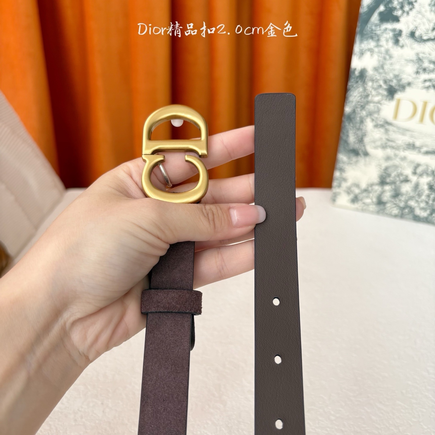 Dior的马鞍腰带已成为品牌的标志性款式,是每个衣橱的必备品。这款绒面小牛皮腰带重新演绎了这一经典款式,