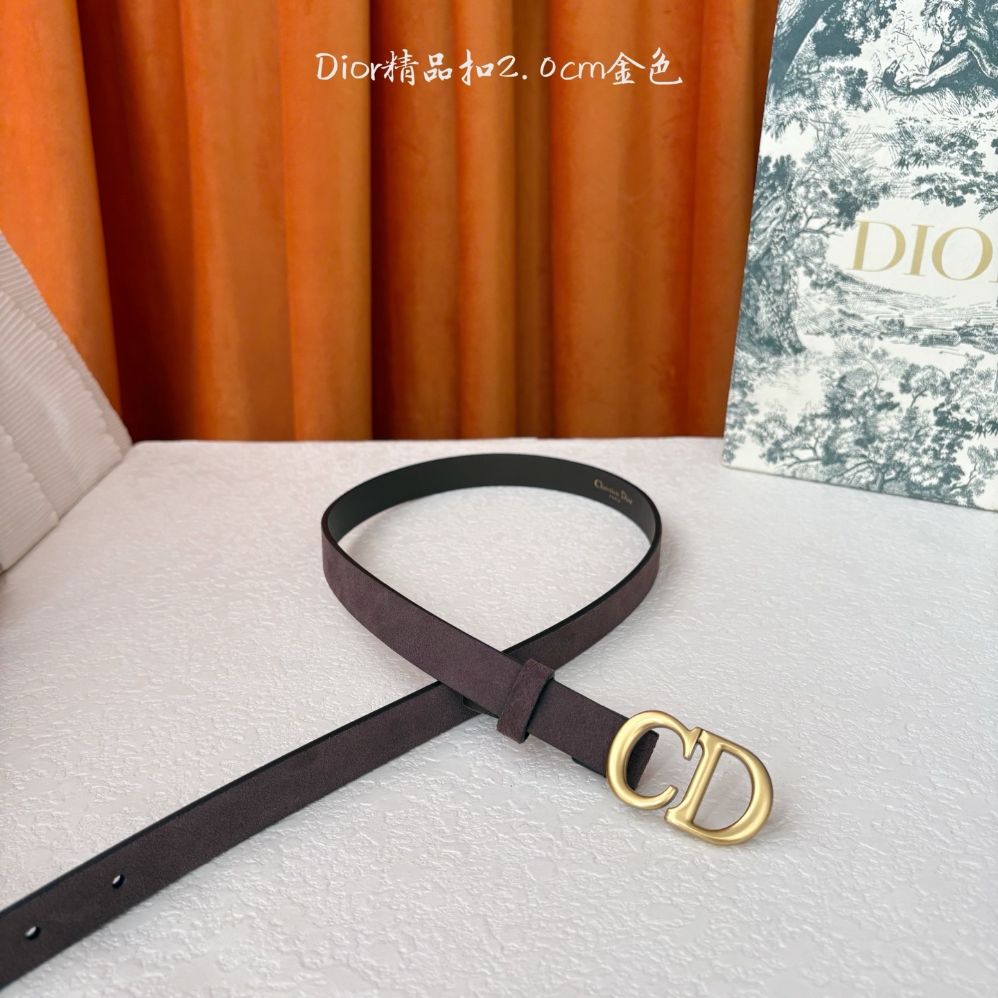 Dior的马鞍腰带已成为品牌的标志性款式,是每个衣橱的必备品。这款绒面小牛皮腰带重新演绎了这一经典款式,
