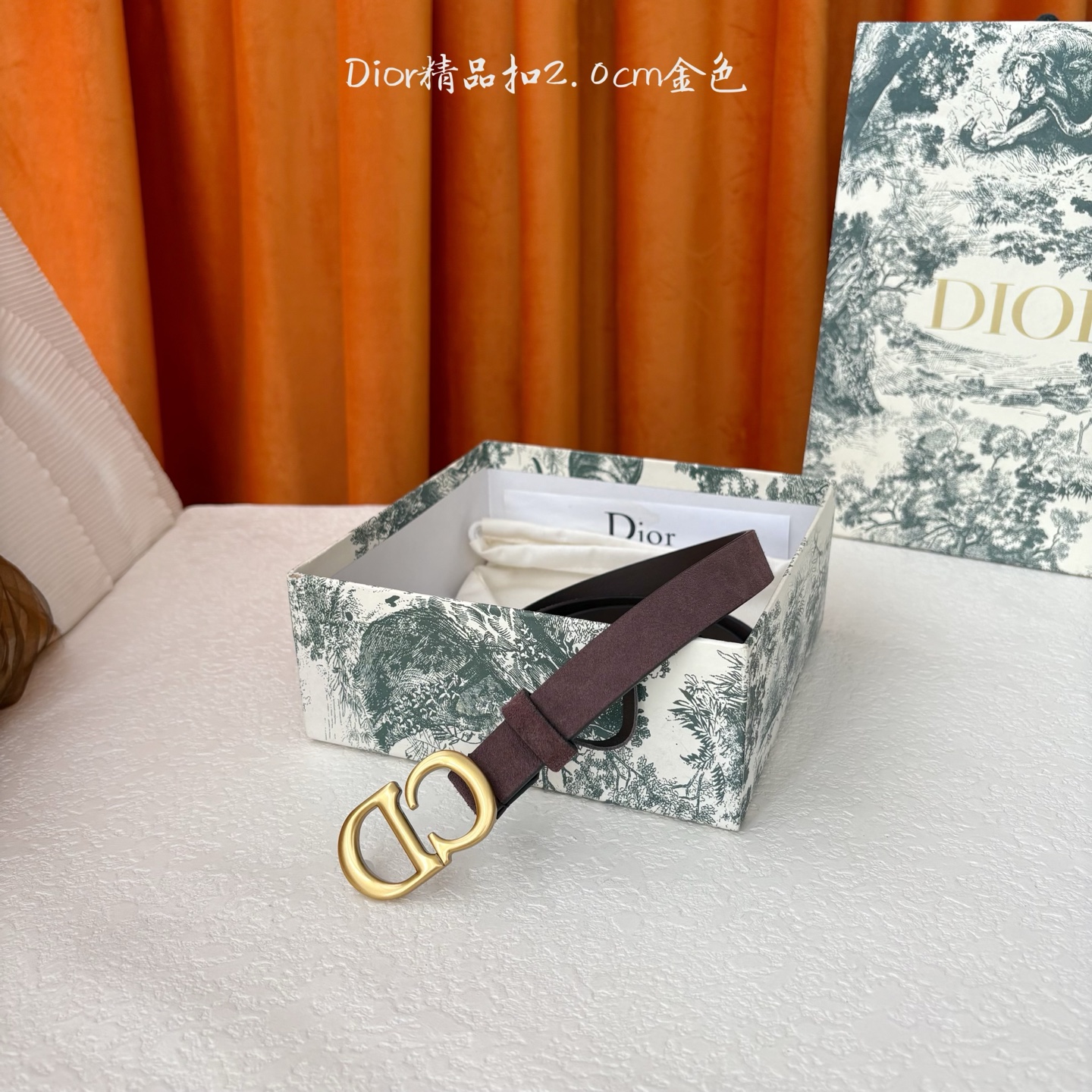 Dior的马鞍腰带已成为品牌的标志性款式，是每个衣橱的必备品。这款绒面小牛皮腰带重新演绎了这一经典款式，