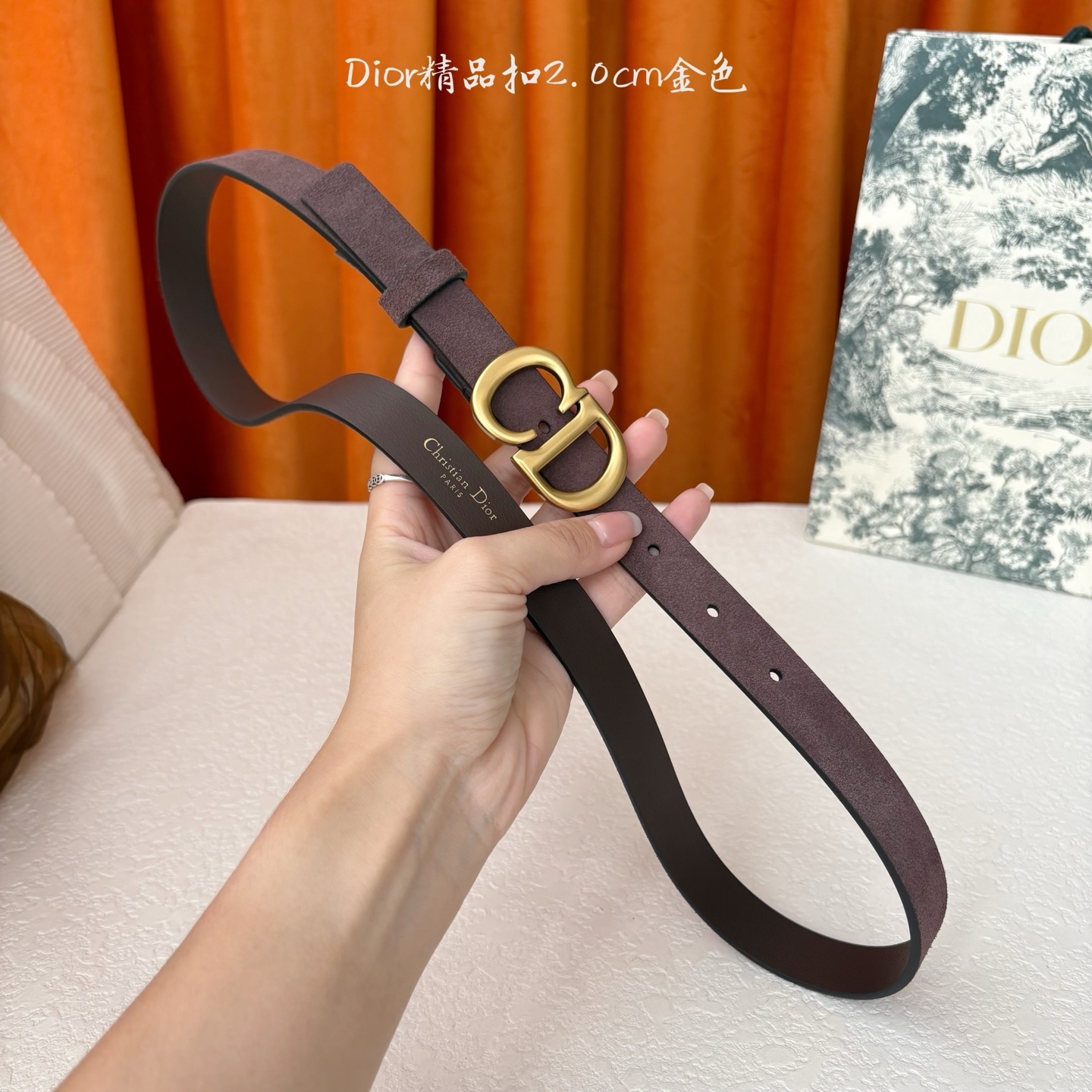 Dior的马鞍腰带已成为品牌的标志性款式,是每个衣橱的必备品。这款绒面小牛皮腰带重新演绎了这一经典款式,