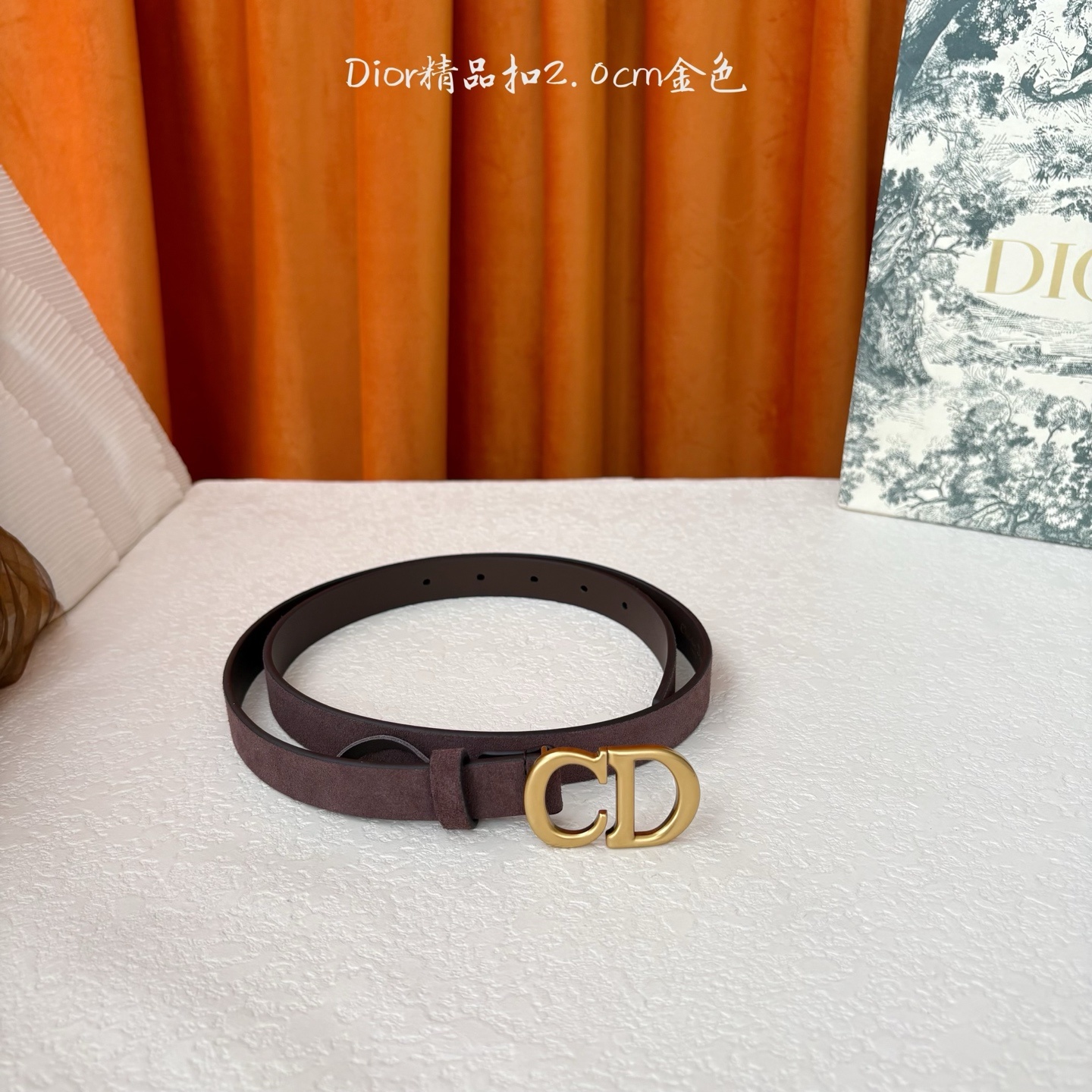 Dior的马鞍腰带已成为品牌的标志性款式,是每个衣橱的必备品。这款绒面小牛皮腰带重新演绎了这一经典款式,