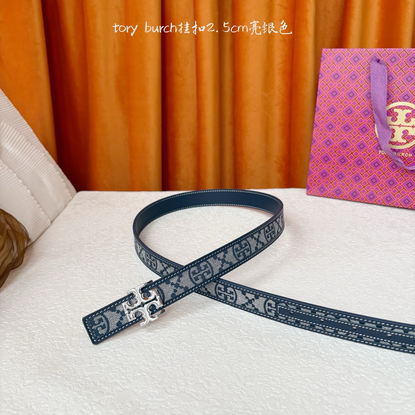 TORY BURCH汤丽柏琦双面腰带采用图形化双T logo扣件，正反两面颜色各异，兼具双重功能。双重风