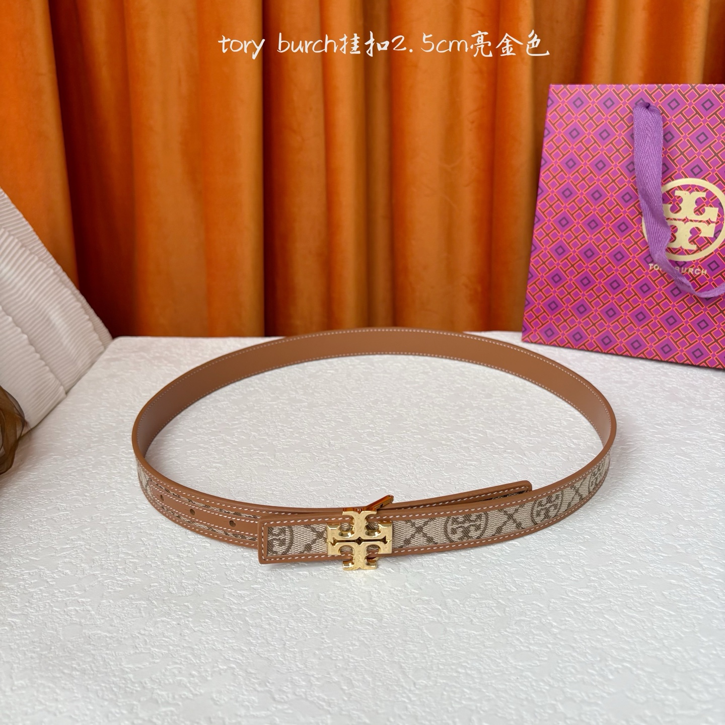 TORY BURCH汤丽柏琦双面腰带采用图形化双T logo扣件，正反两面颜色各异，兼具双重功能。双重风